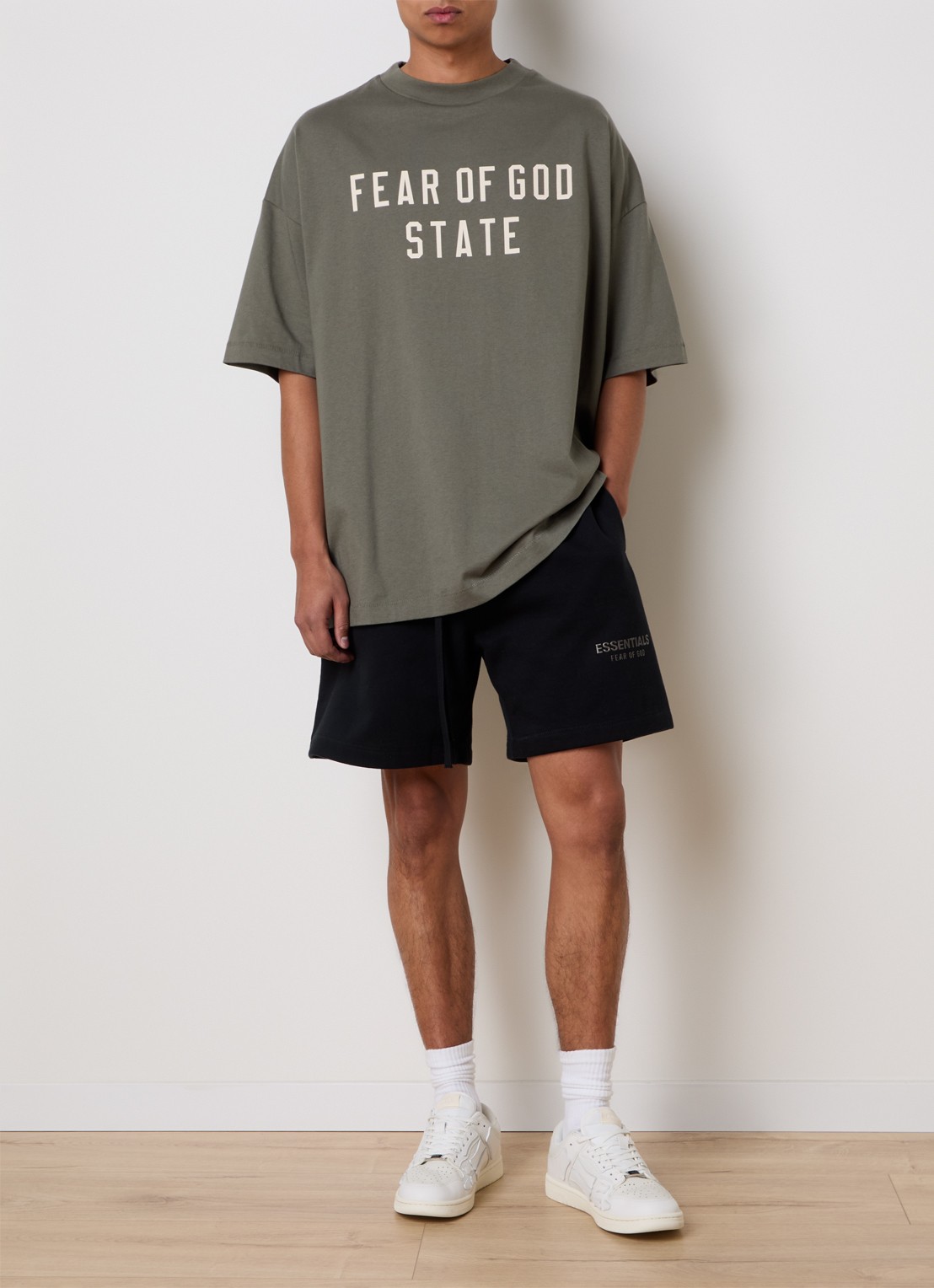 Fear of God Essentials T-shirt met logo - voorkant 3 olijfgroen