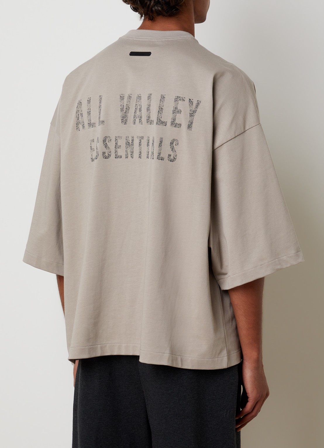 Fear of God Essentials T-shirt met logoprint - achterkant 3 taupe