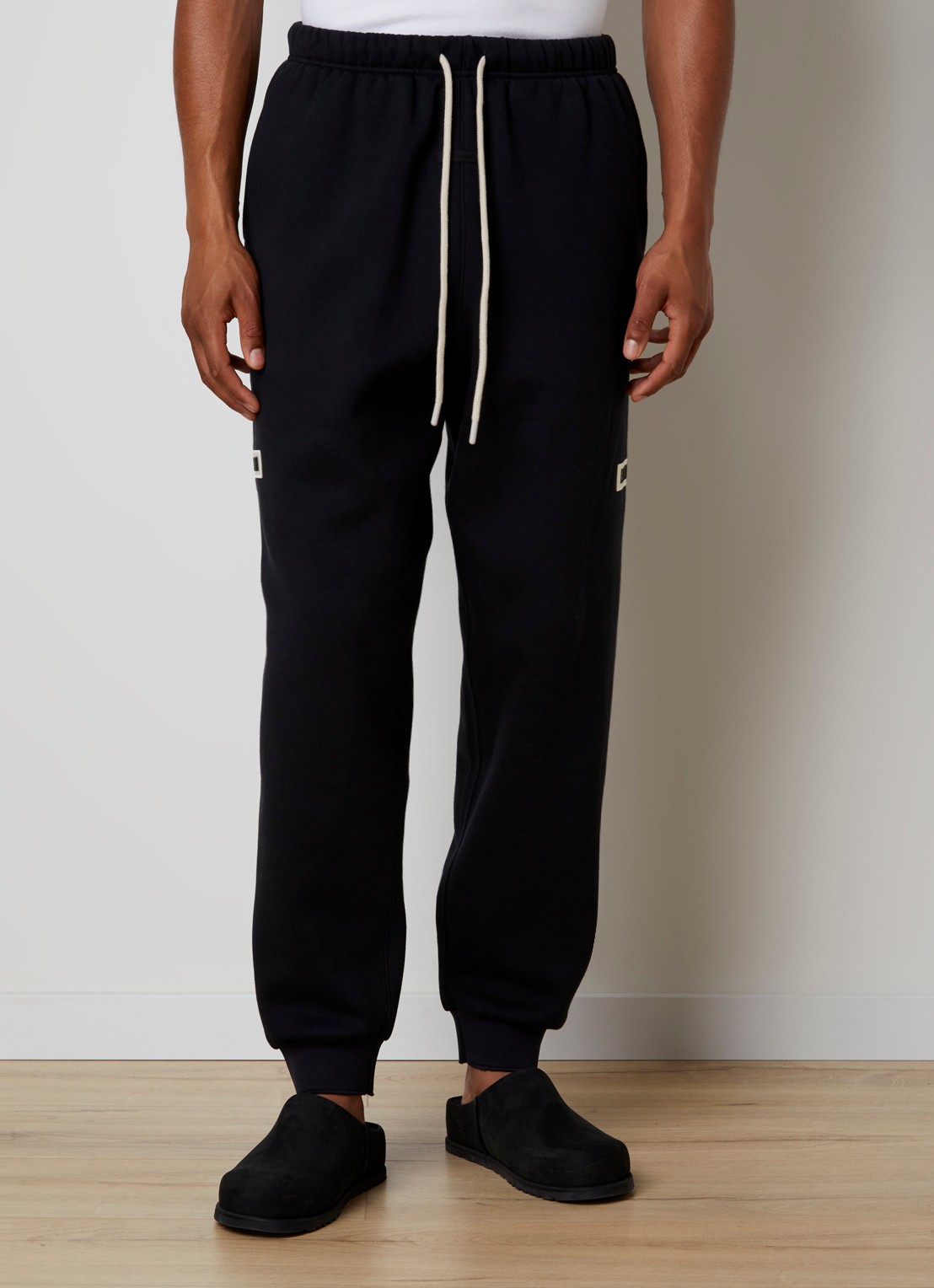 Fear of God Essentials Tapered fit joggingbroek met logo en steekzakken - detail 2 zwart