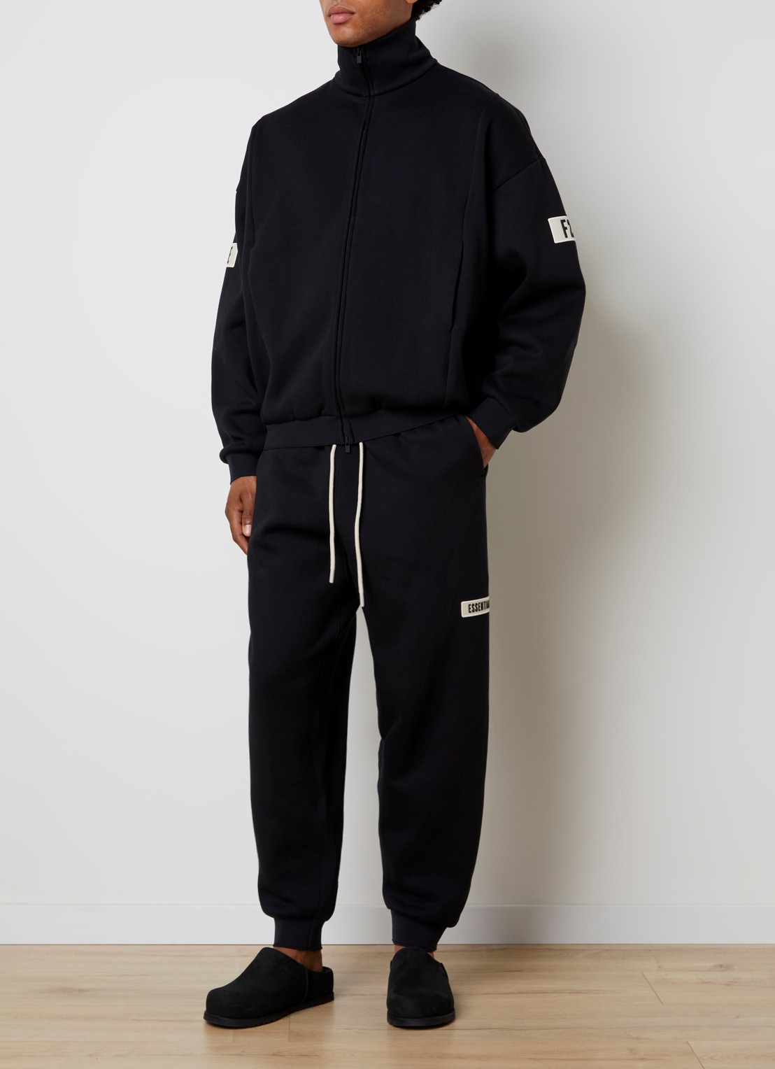 Fear of God Essentials Tapered fit joggingbroek met logo en steekzakken - voorkant 6 zwart