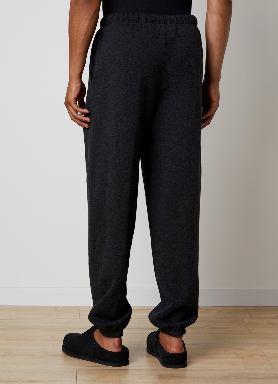 Fear of God Essentials Tapered fit joggingsbroek met steekzakken - achterkant antraciet