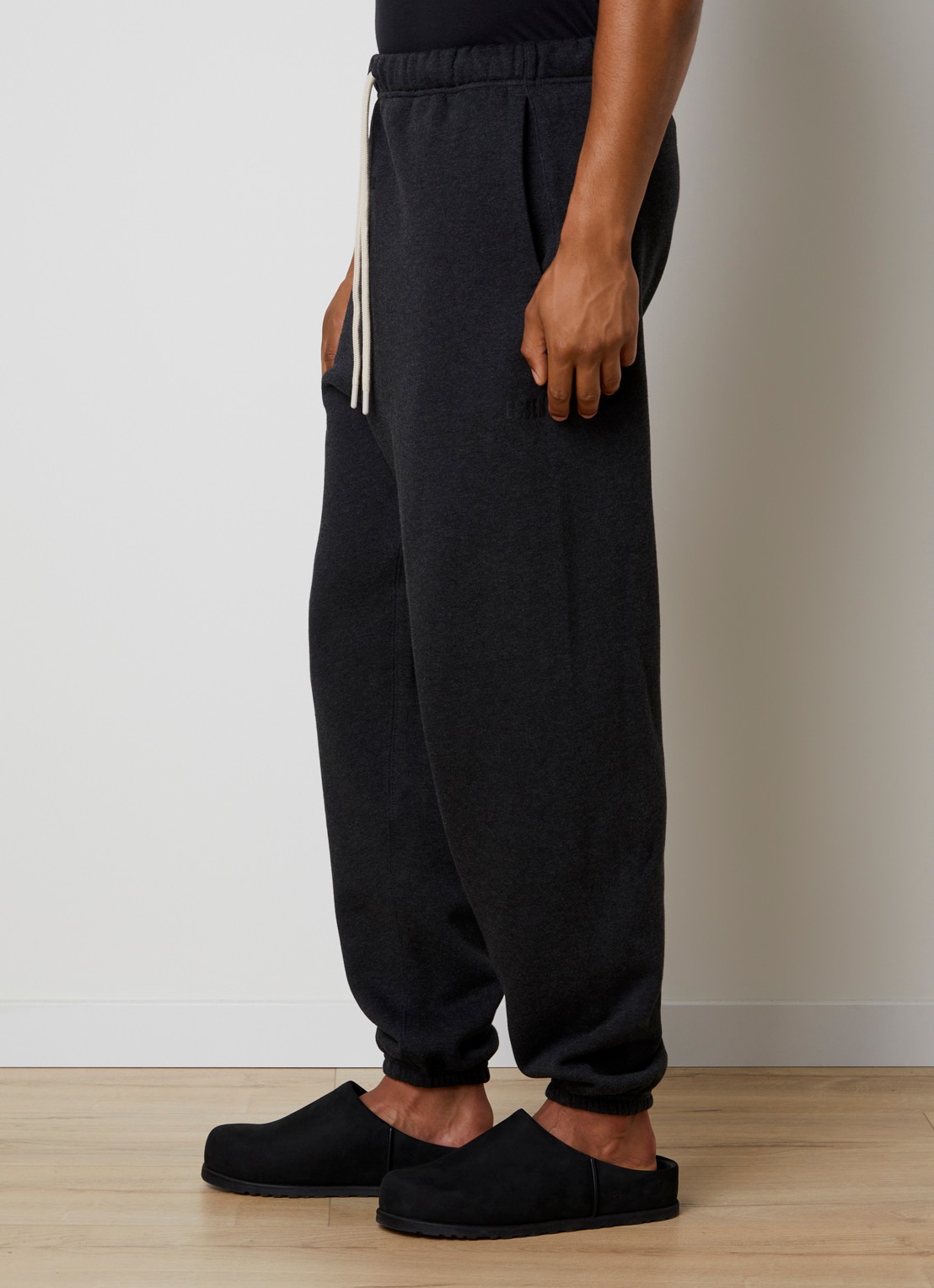 Fear of God Essentials Tapered fit joggingsbroek met steekzakken - detail 3 antraciet