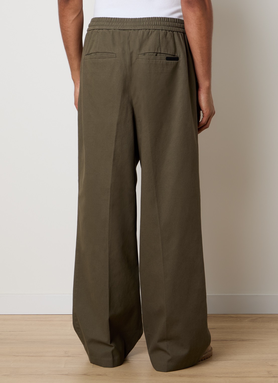 Fear of God Essentials Wide fit broek met steekzakken - achterkant bronsgroen