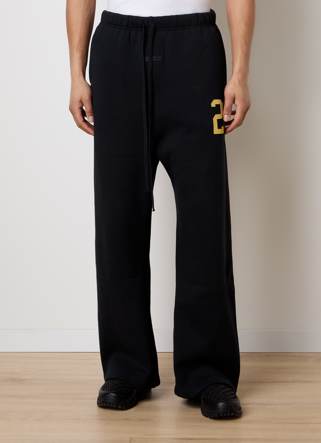 Fear of God Essentials Wide fit joggingbroek met flockprint - detail zwart