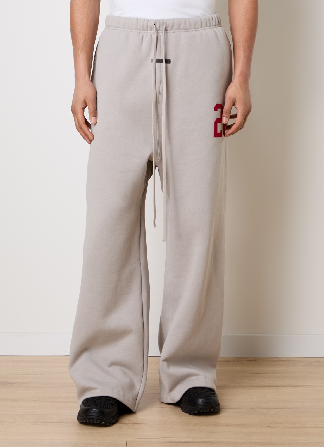 Fear of God Essentials Wide fit joggingbroek met flockprint - detail grijs