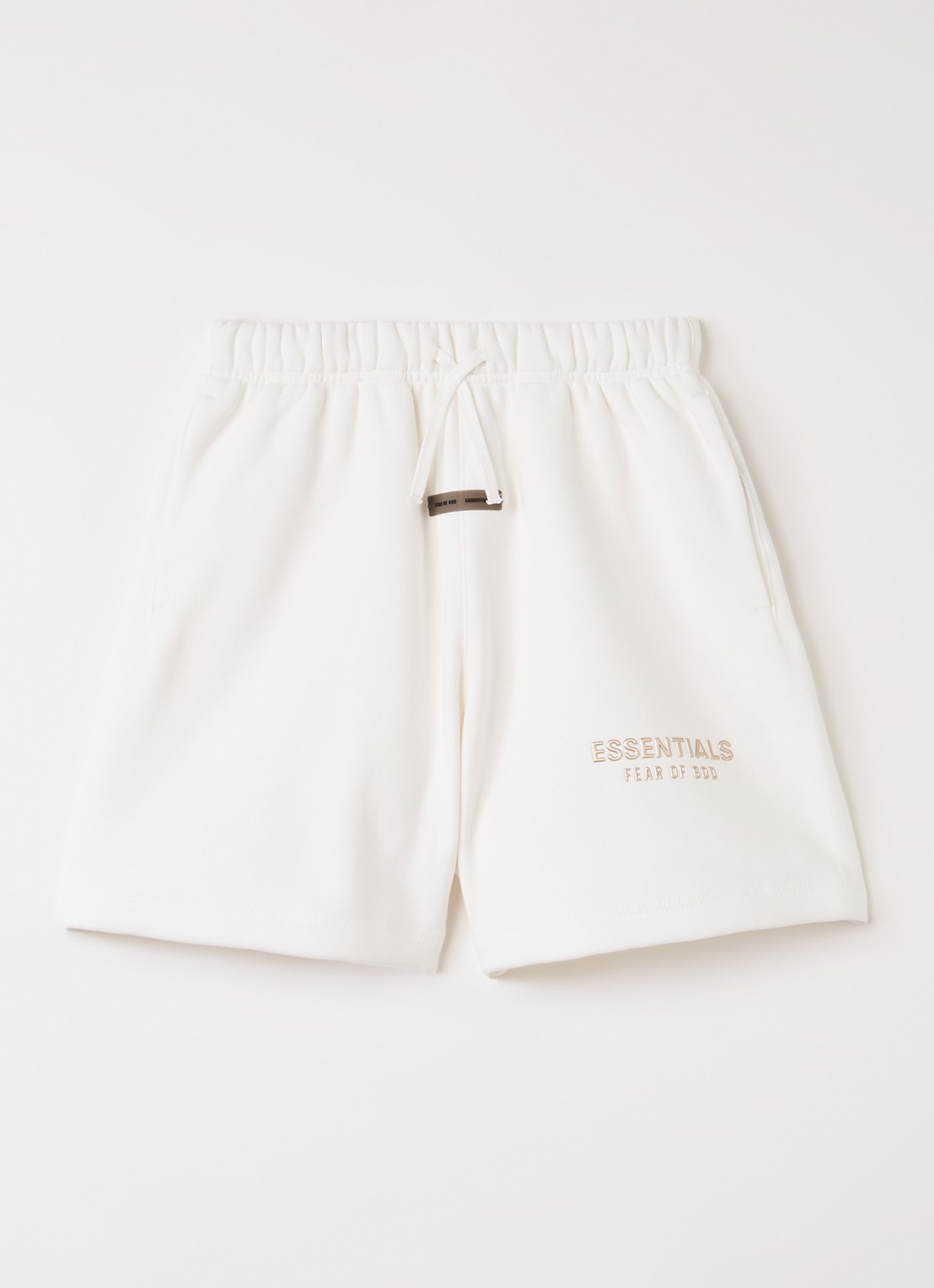 Fear of God Essentials Wide fit korte joggingbroek met logoprint - voorkant wit