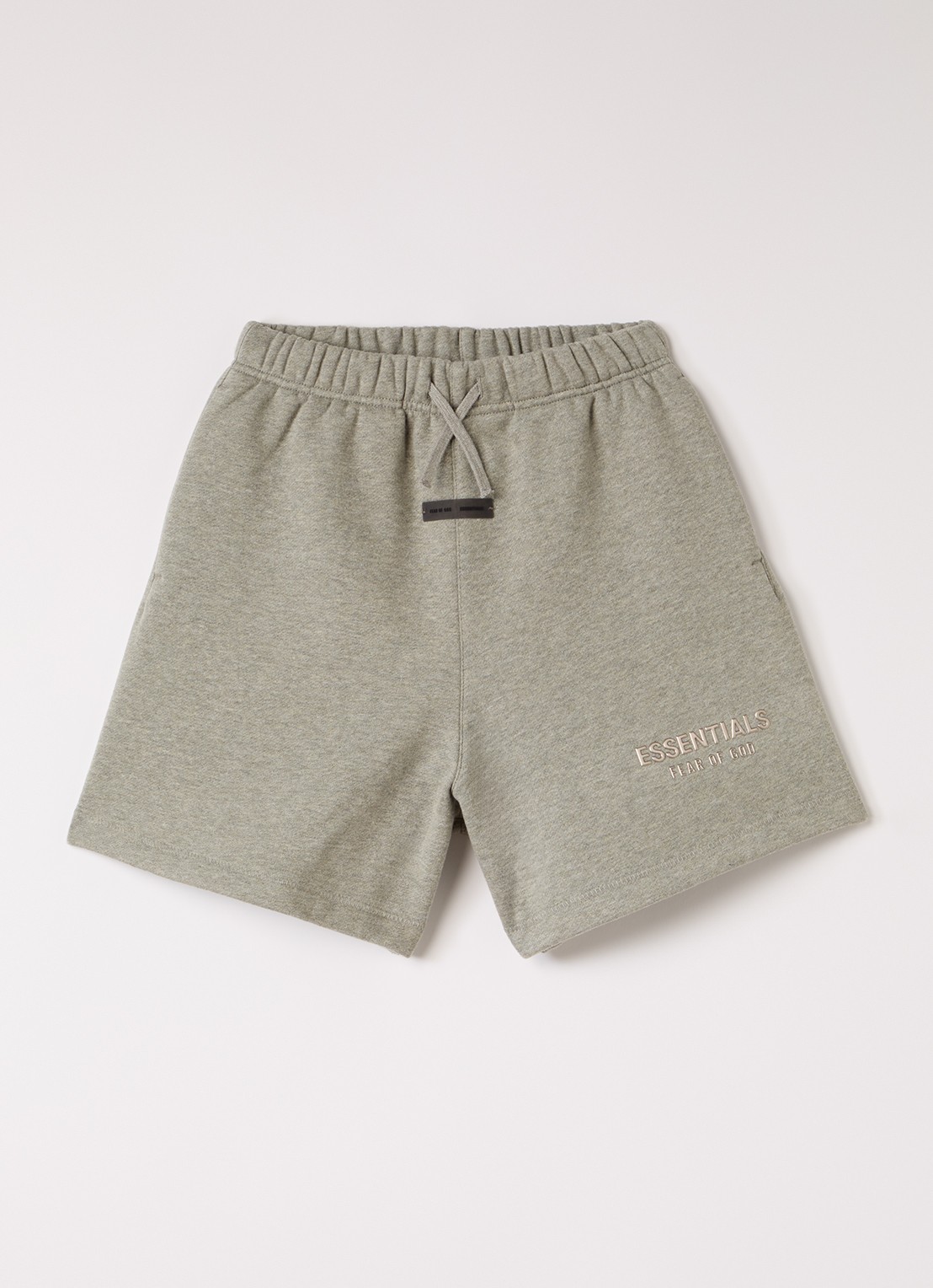 Fear of God Essentials Wide fit korte joggingbroek met logoprint - voorkant grijsmele
