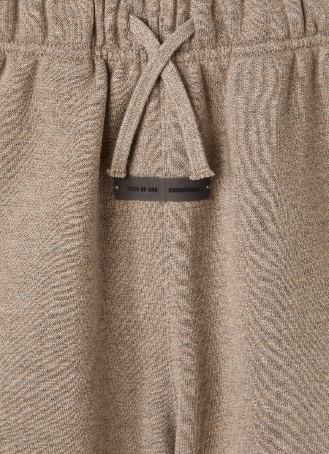 Fear of God Essentials Wide fit korte joggingbroek met logoprint - detail lichtbruin