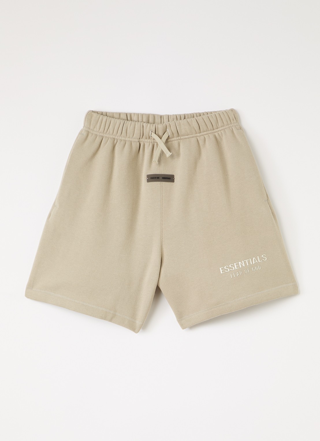 Fear of God Essentials Wide fit korte joggingbroek met logoprint - voorkant beige