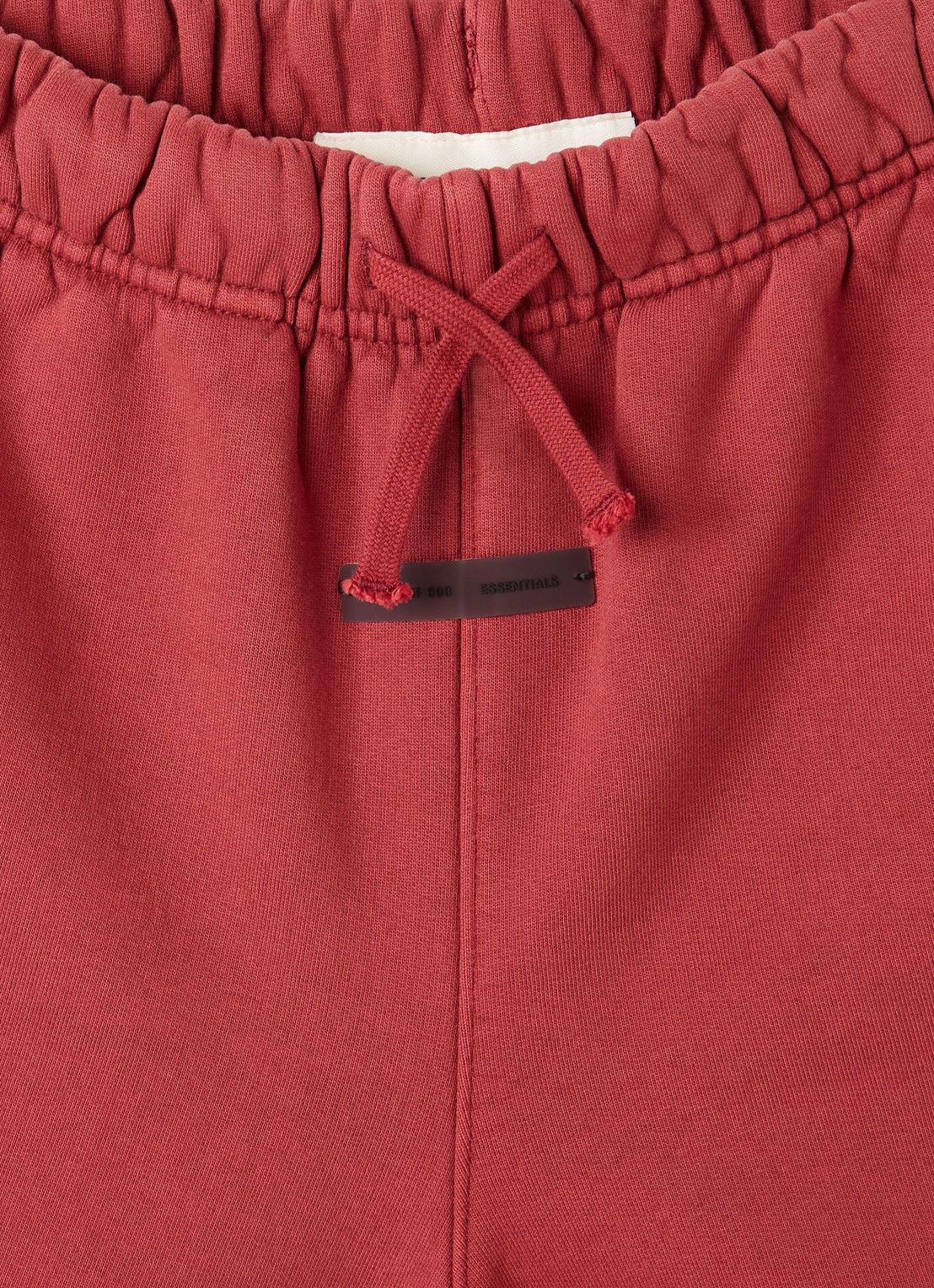 Fear of God Essentials Wide fit korte joggingbroek met logoprint - detail 4 steenrood
