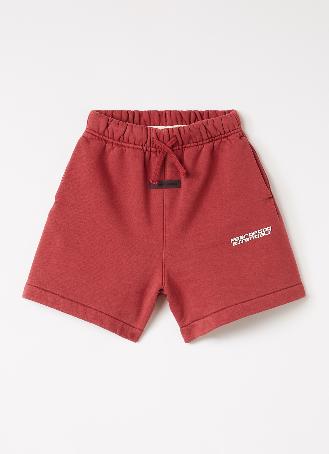 Fear of God Essentials Wide fit korte joggingbroek met logoprint - voorkant steenrood