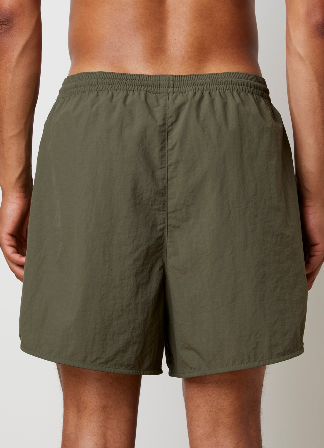 Fear of God Essentials Zwemshort met steekzakken - achterkant 3 bronsgroen