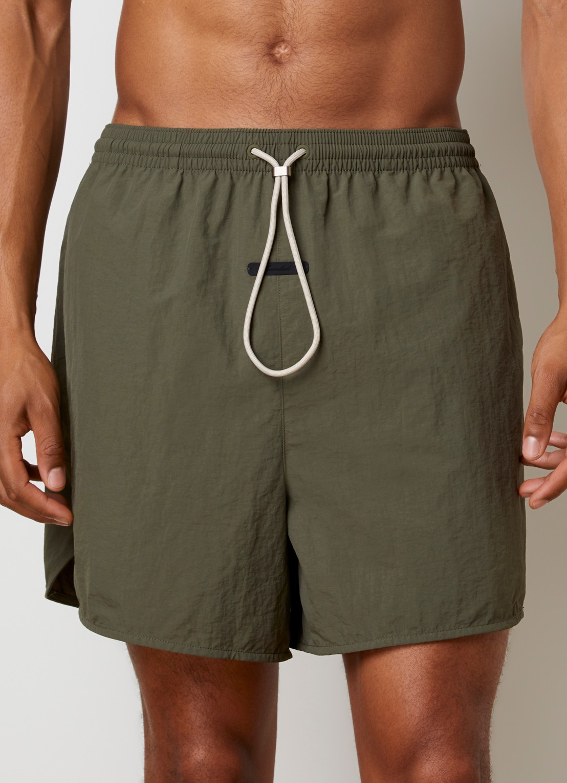 Fear of God Essentials Zwemshort met steekzakken - detail 4 bronsgroen