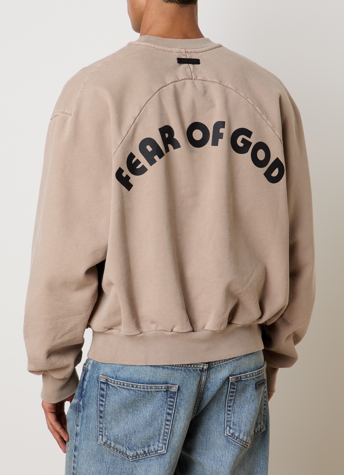 Fear of God Sweater met front- en backprint - achterkant donkerbeige