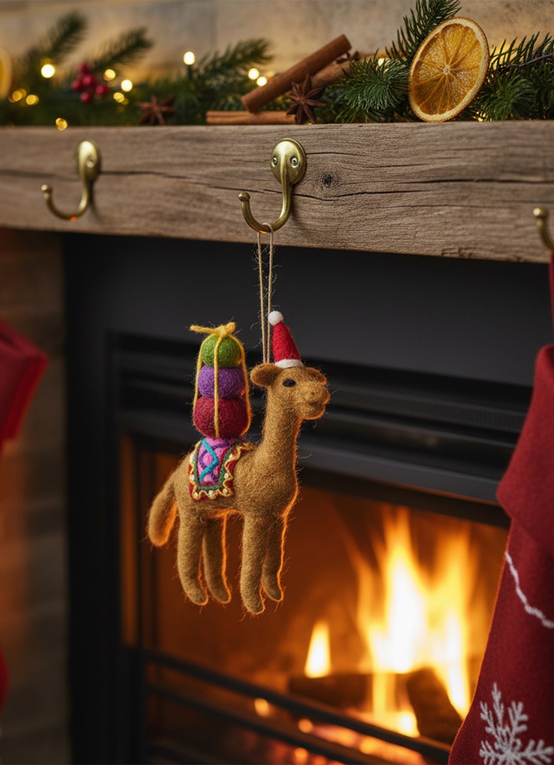 Felt So Good Humphrey the Christmas Camel kersthanger 18 cm - achterkant bruin