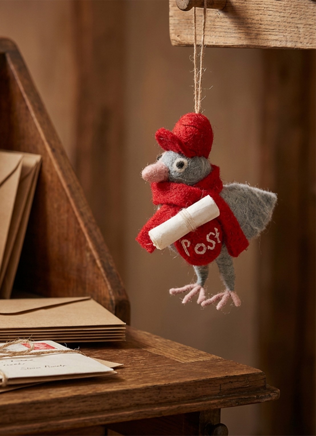 Felt So Good Pigeon Post kersthanger 9 cm - achterkant rood