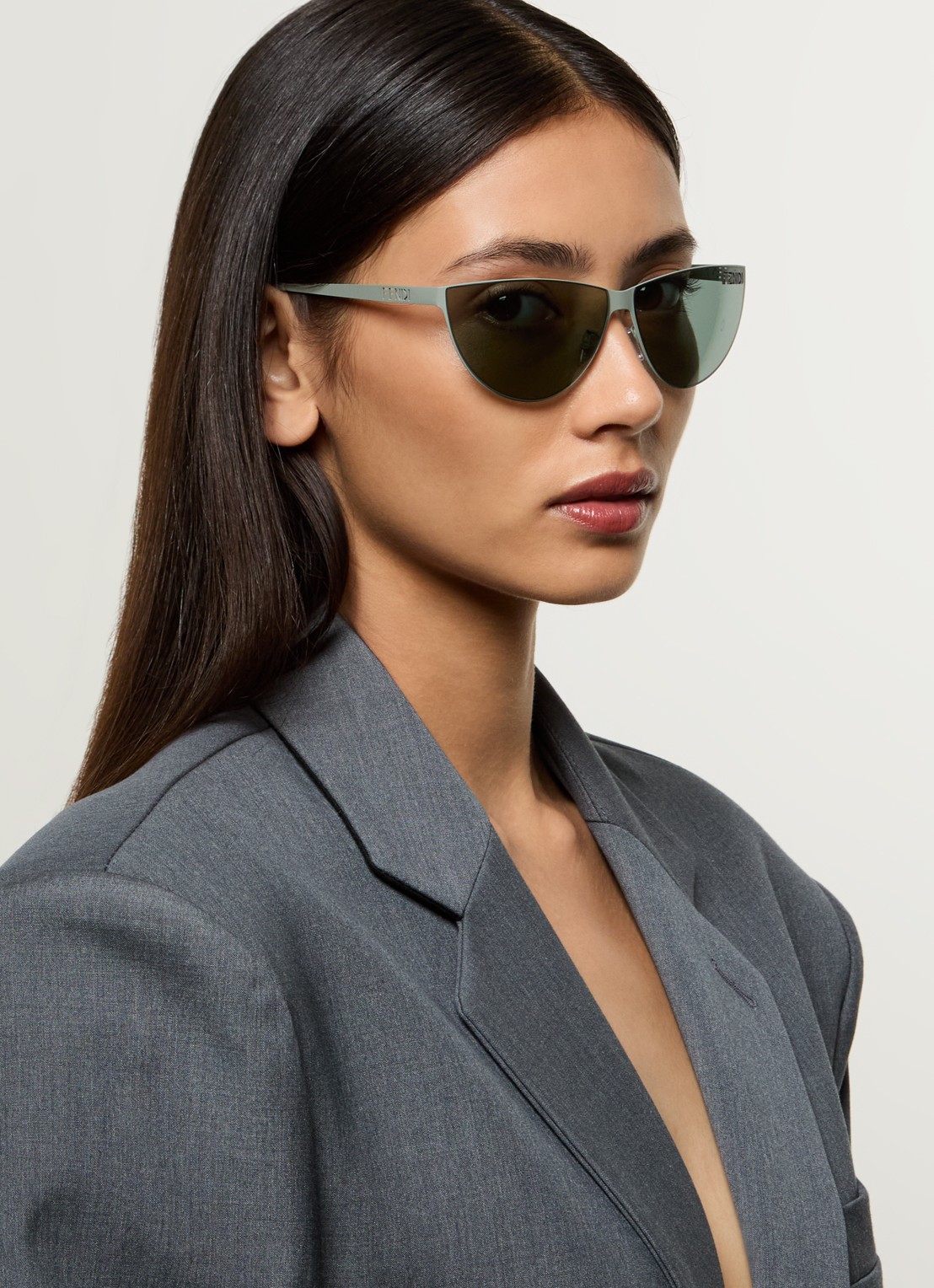Fendi Fendi Cut Out zonnebril FE40138U - voorkant 2 grijs
