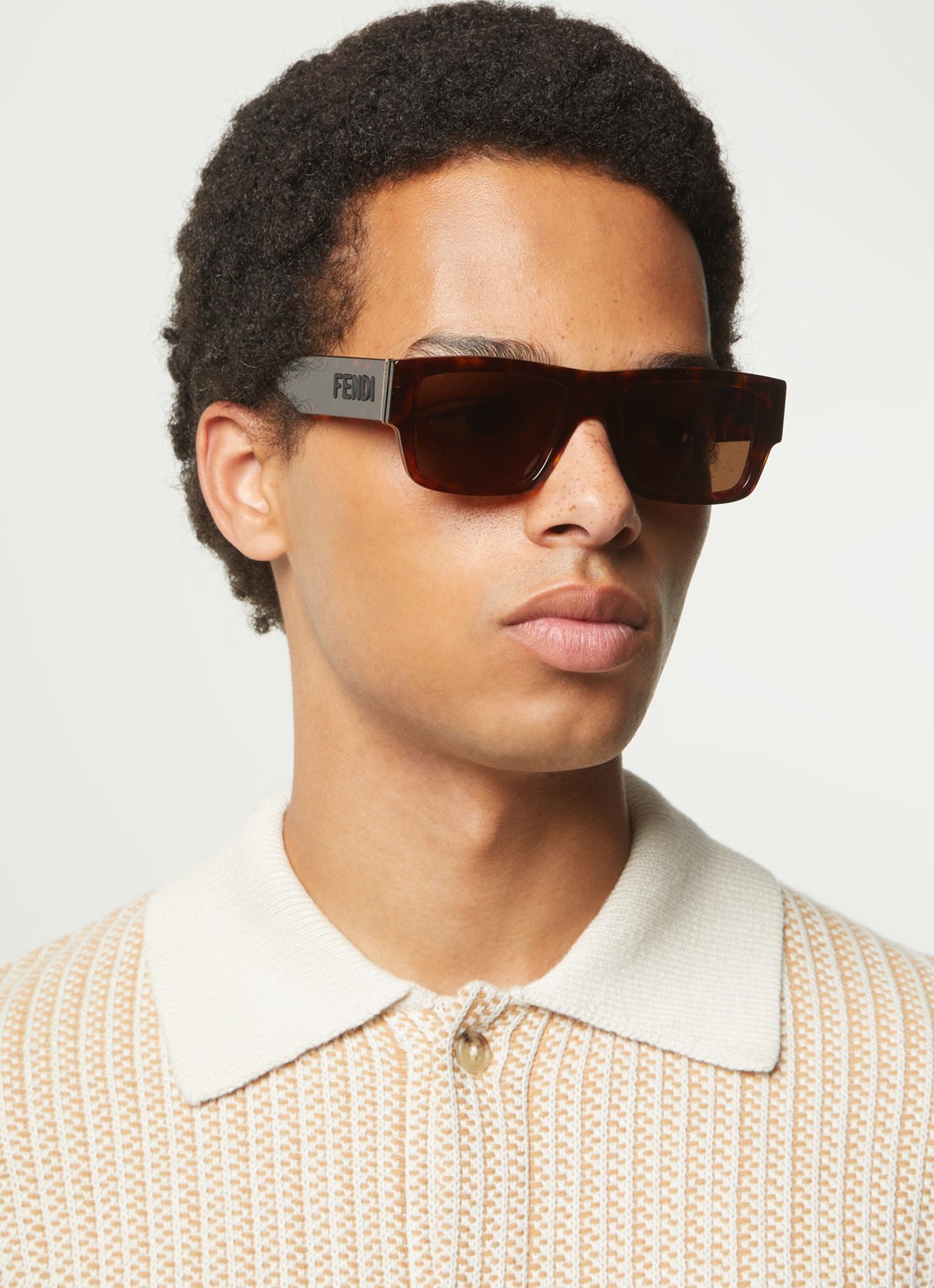 Fendi Signature zonnebril FE40118I - voorkant 2 bruin