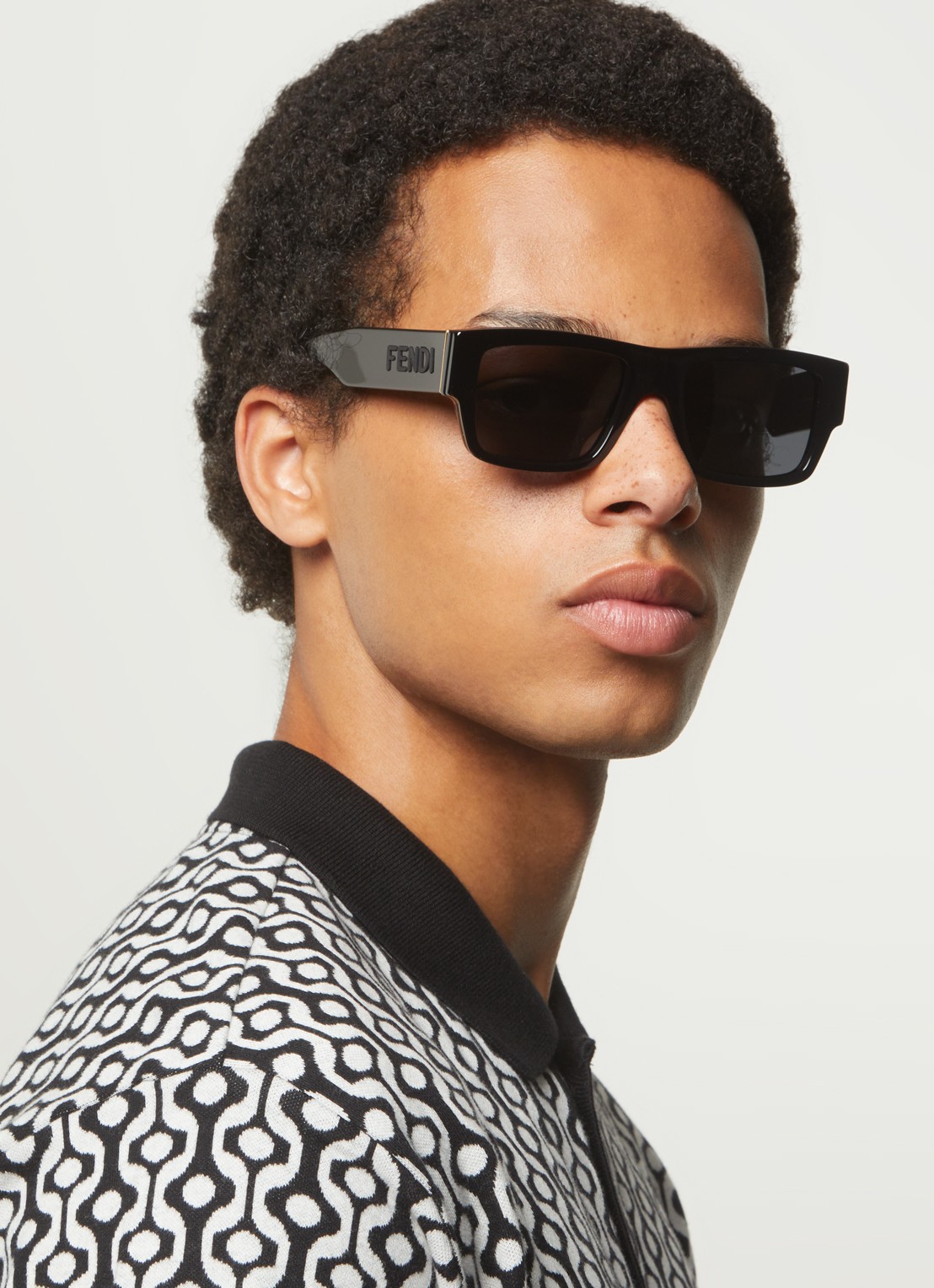 Fendi Signature zonnebril FE40118I - voorkant 2 zwart