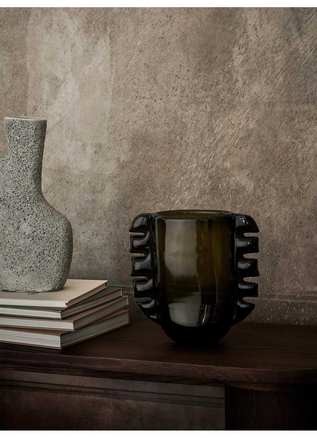 ferm LIVING Alas vaas 25 cm - voorkant 3 legergroen