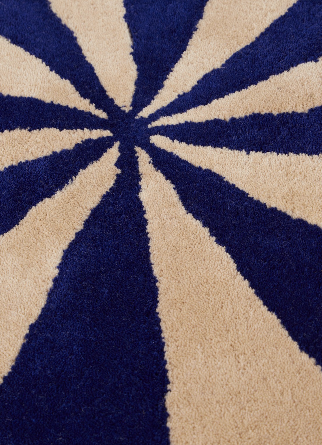 ferm LIVING Arch Tufted vloerkleed 130 cm - detail donkerblauw