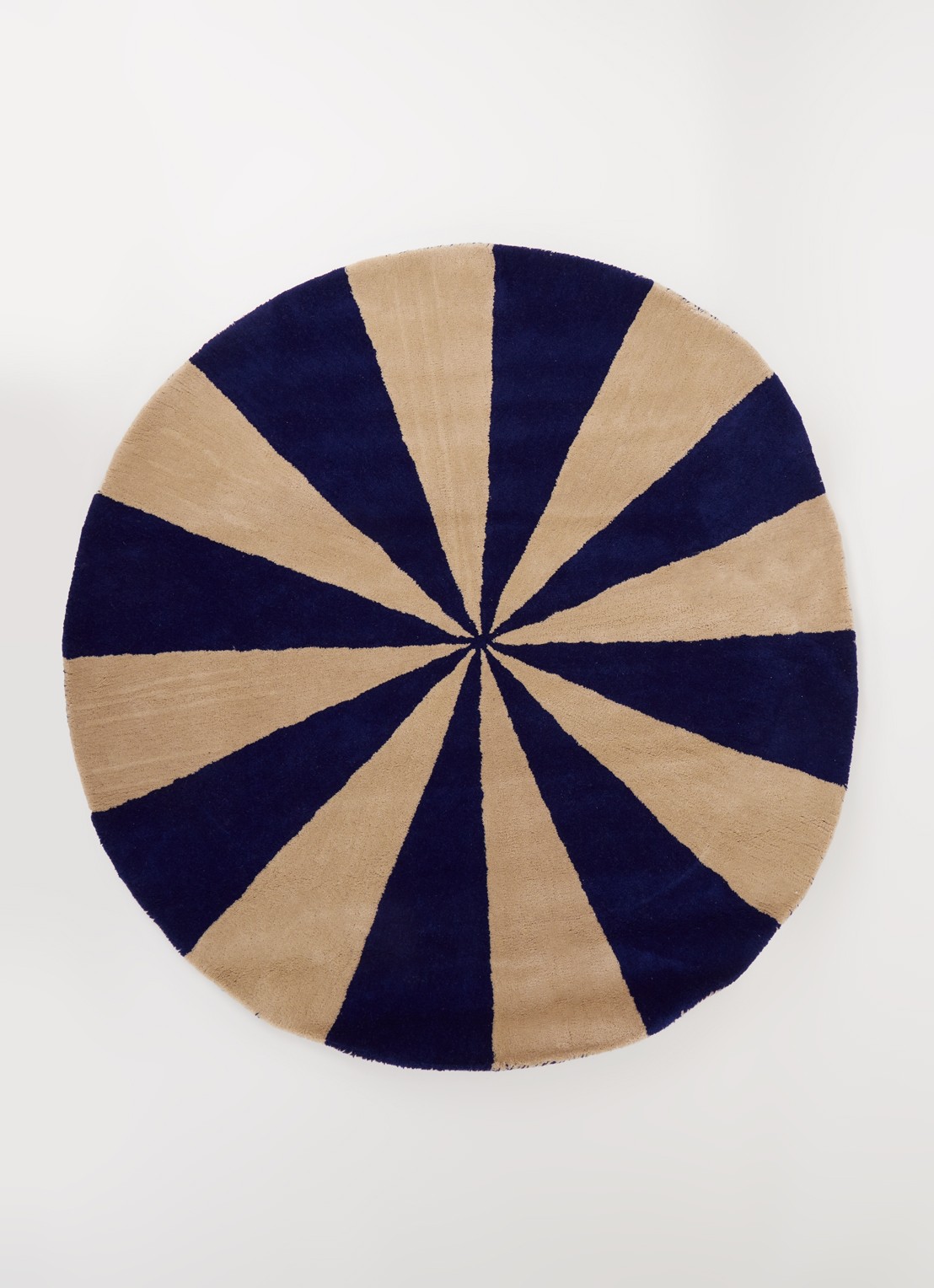 ferm LIVING Arch Tufted vloerkleed 130 cm - voorkant 3 donkerblauw