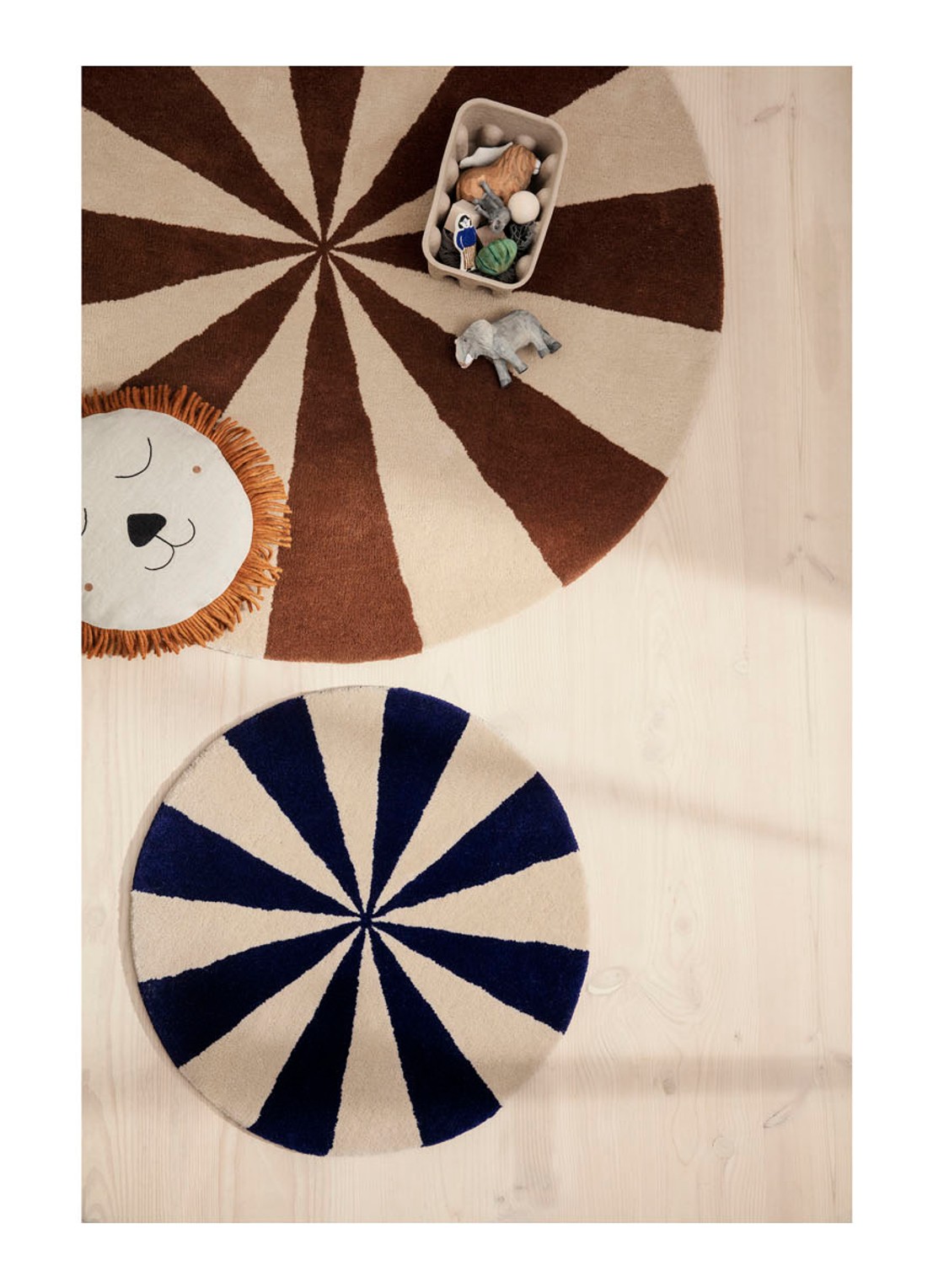 ferm LIVING Arch Tufted vloerkleed 70 cm - voorkant 2 donkerblauw