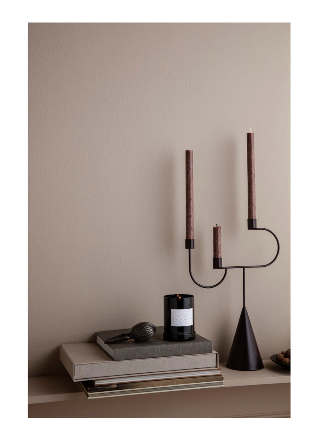 ferm LIVING Avant Candelabra 39 cm - voorkant 2 zwart