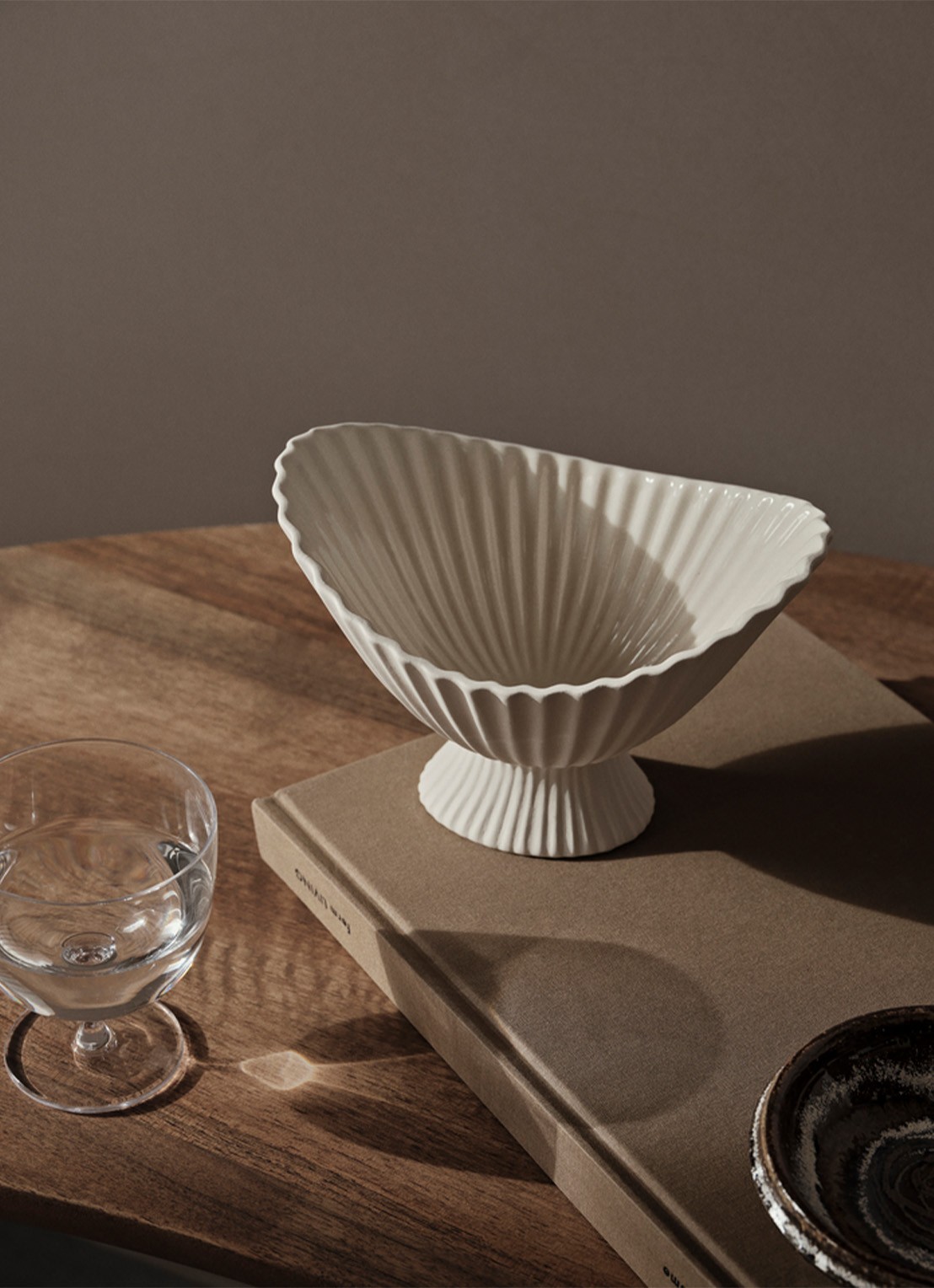 ferm LIVING B19 Fountain schaal  - voorkant 2 gebroken wit