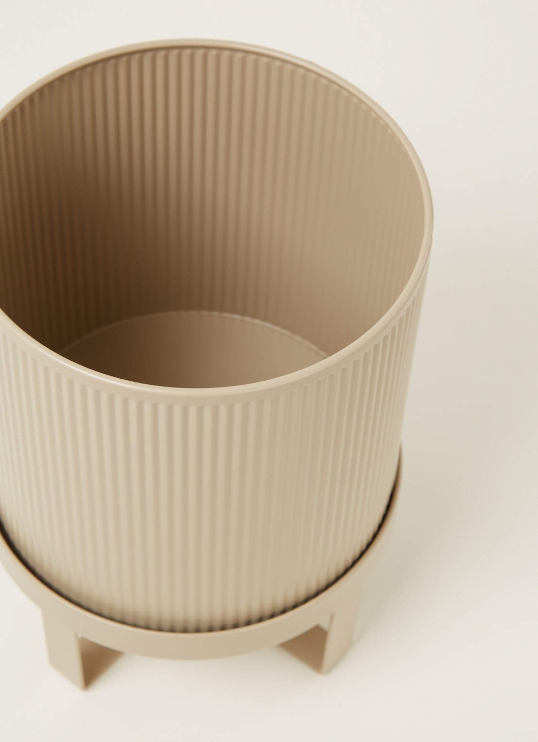 ferm LIVING Bau plantenbak van staal voor binnen - 24 cm  - detail 3 zand