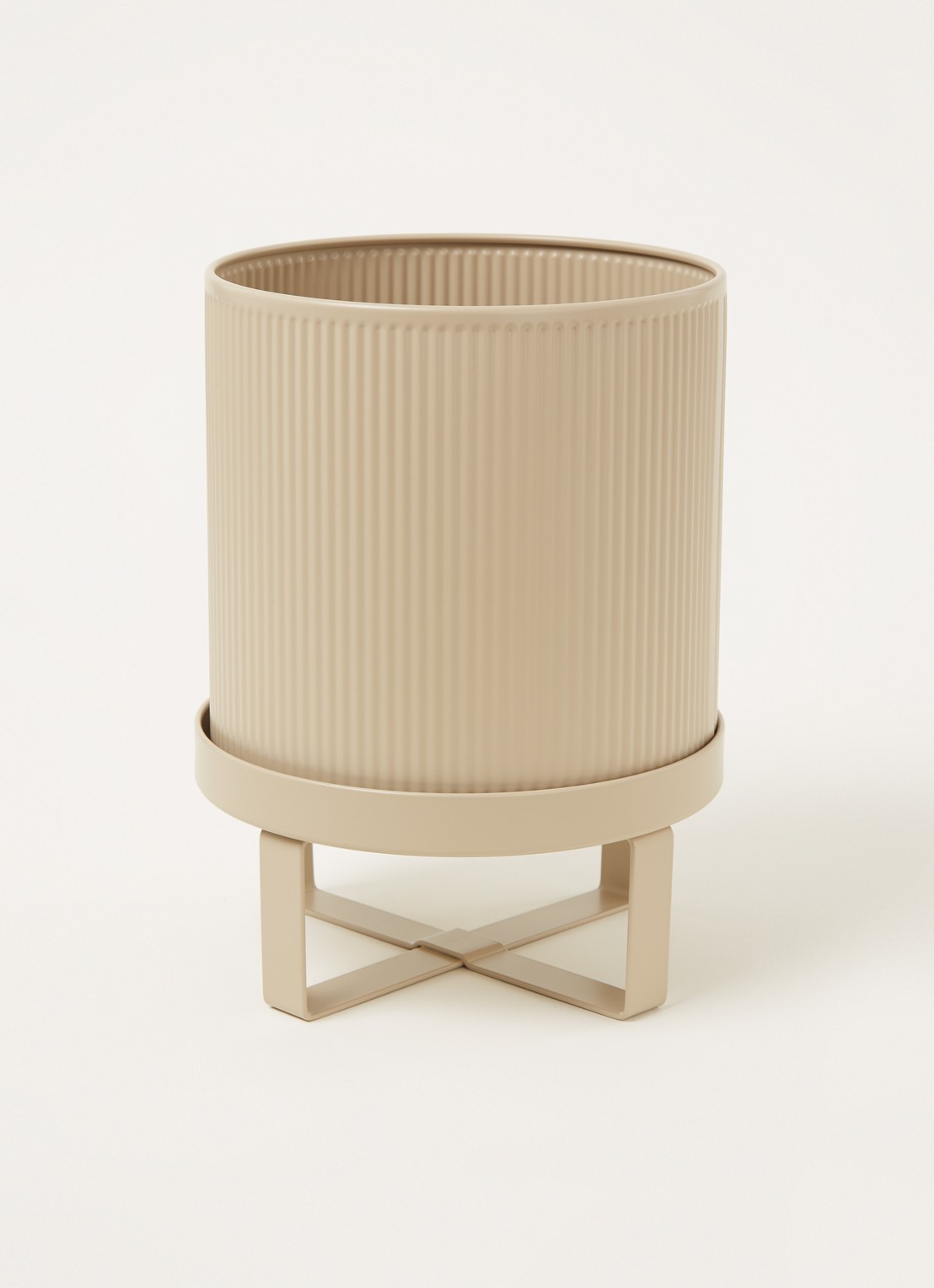 ferm LIVING Bau plantenbak van staal voor binnen - 24 cm  - voorkant 2 zand