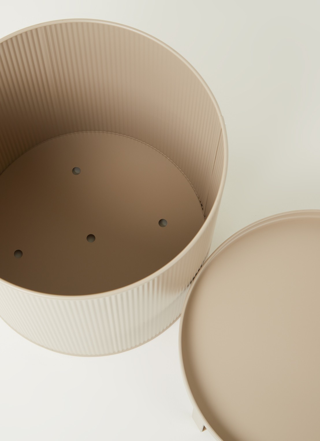 ferm LIVING Bau plantenbak van staal voor binnen - 28 cm  - detail zand
