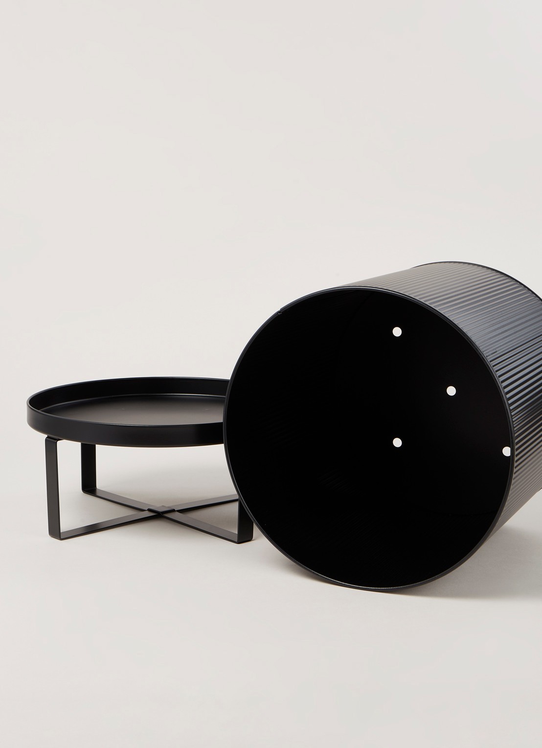 ferm LIVING Bau Pot Large bloempot van metaal met standaard voor binnen Ø27 cm  - detail 3 zwart