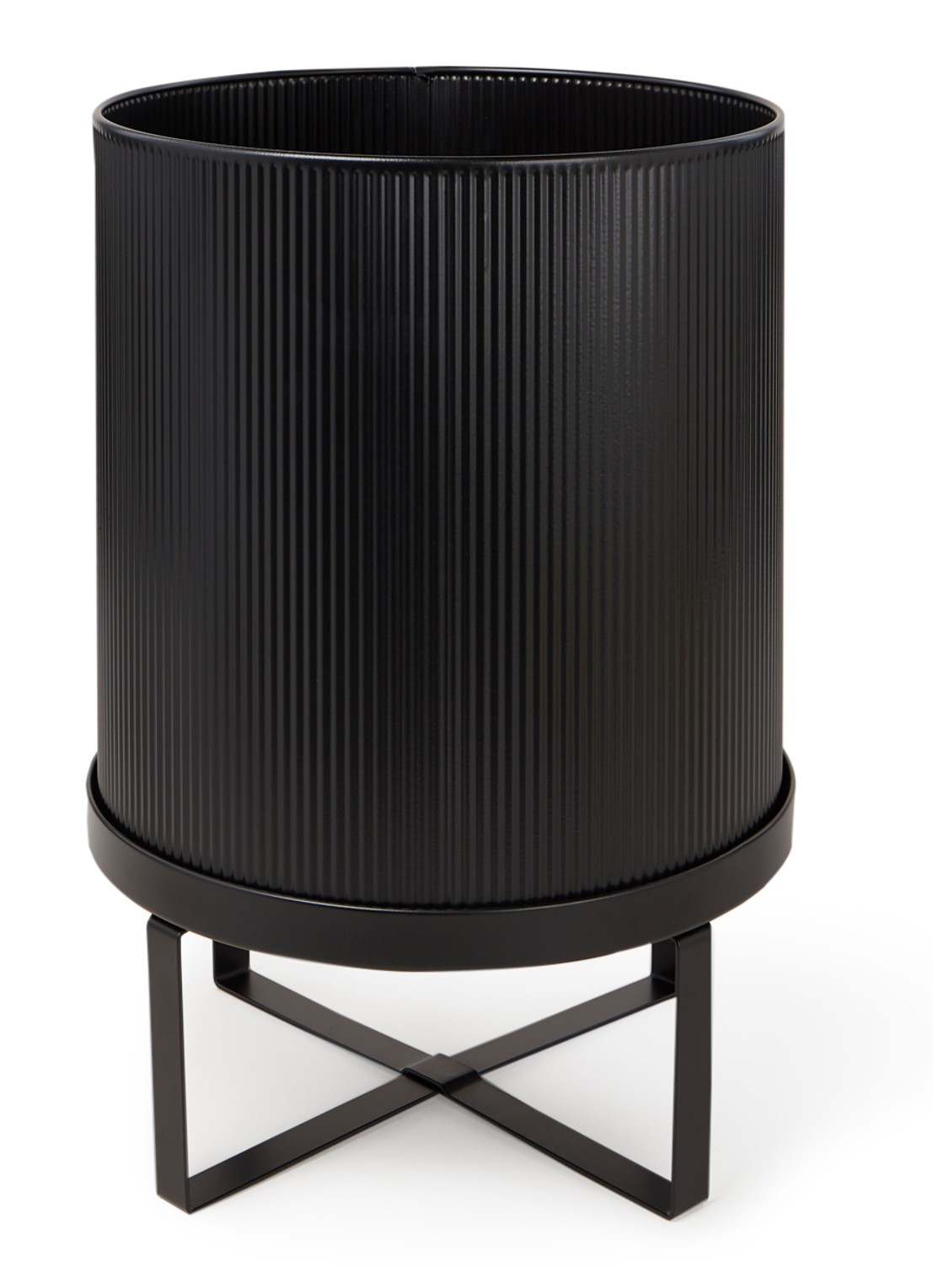 ferm LIVING Bau Pot Large bloempot van metaal met standaard voor binnen Ø27 cm  - voorkant zwart