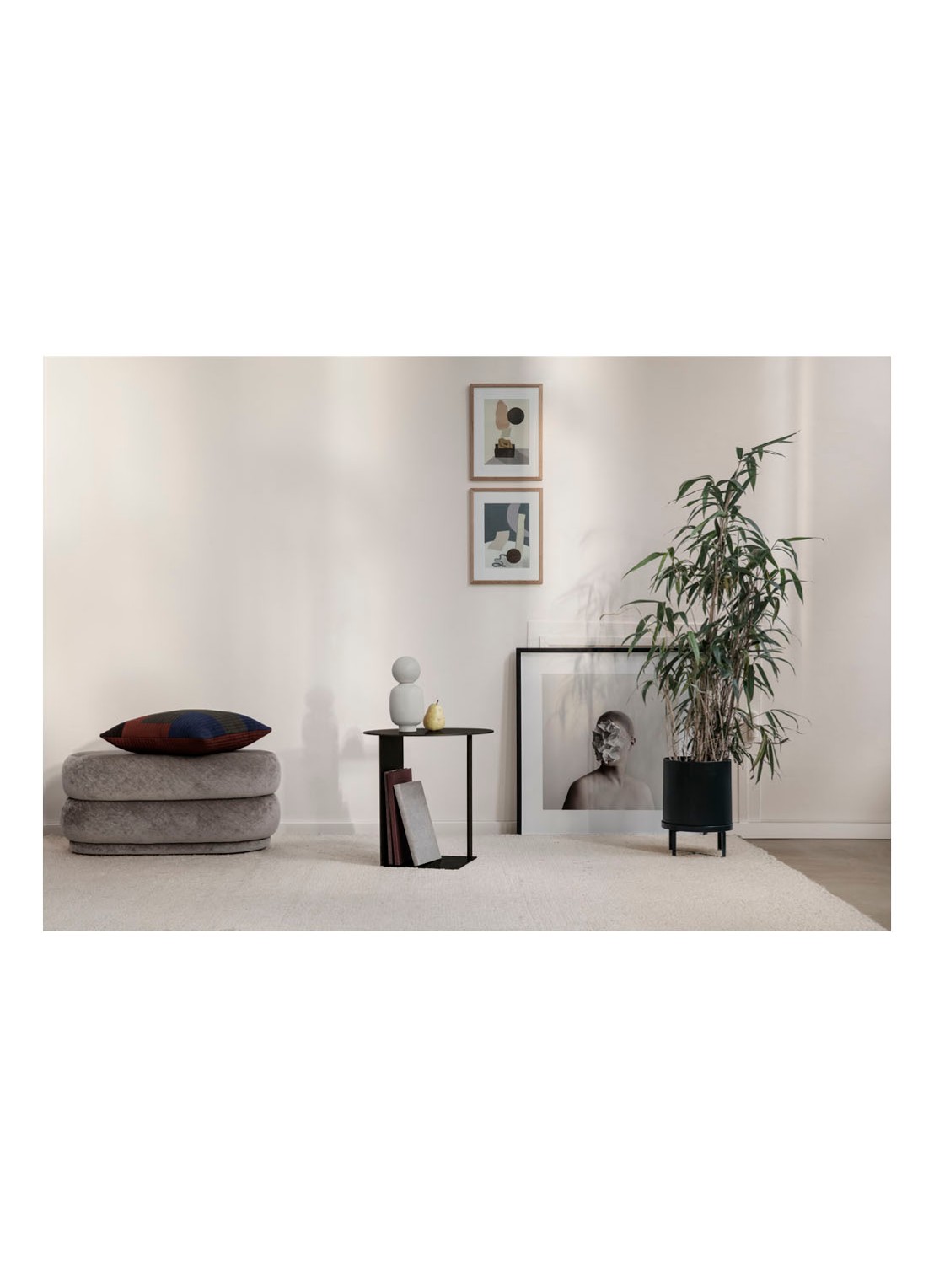 ferm LIVING Bau Pot Large bloempot van metaal met standaard voor binnen Ø27 cm  - voorkant 2 zwart