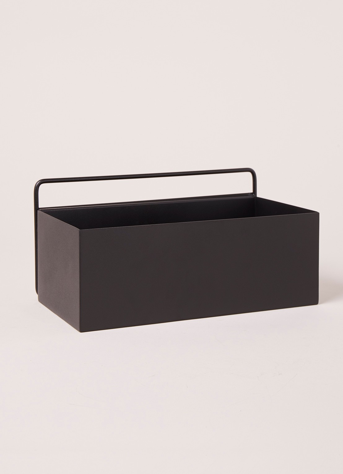ferm LIVING Box plantenbak van metaal voor binnen - 14 x 30 x 16,5 cm - voorkant 2 zwart