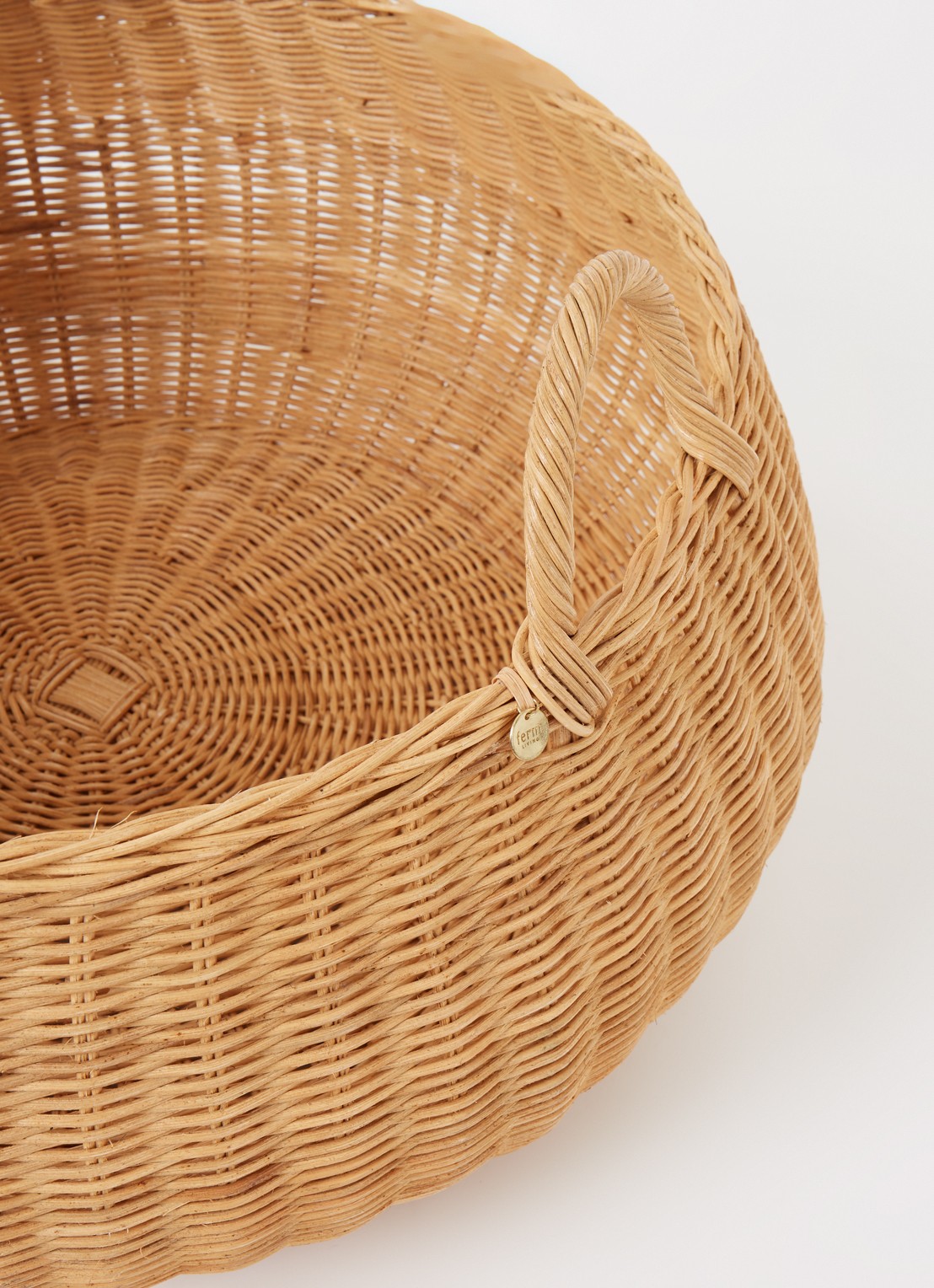 ferm LIVING Braided Low opbergmand 32 cm - voorkant 2 lichtbruin