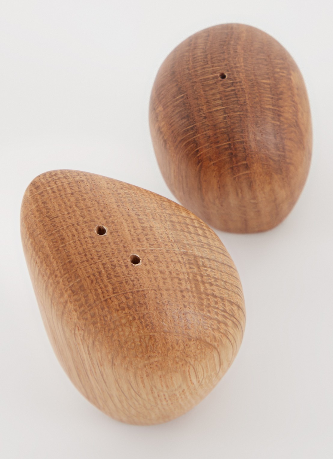 ferm LIVING Cairn peper- en zoutstel 2-delig - voorkant 2 lichtbruin