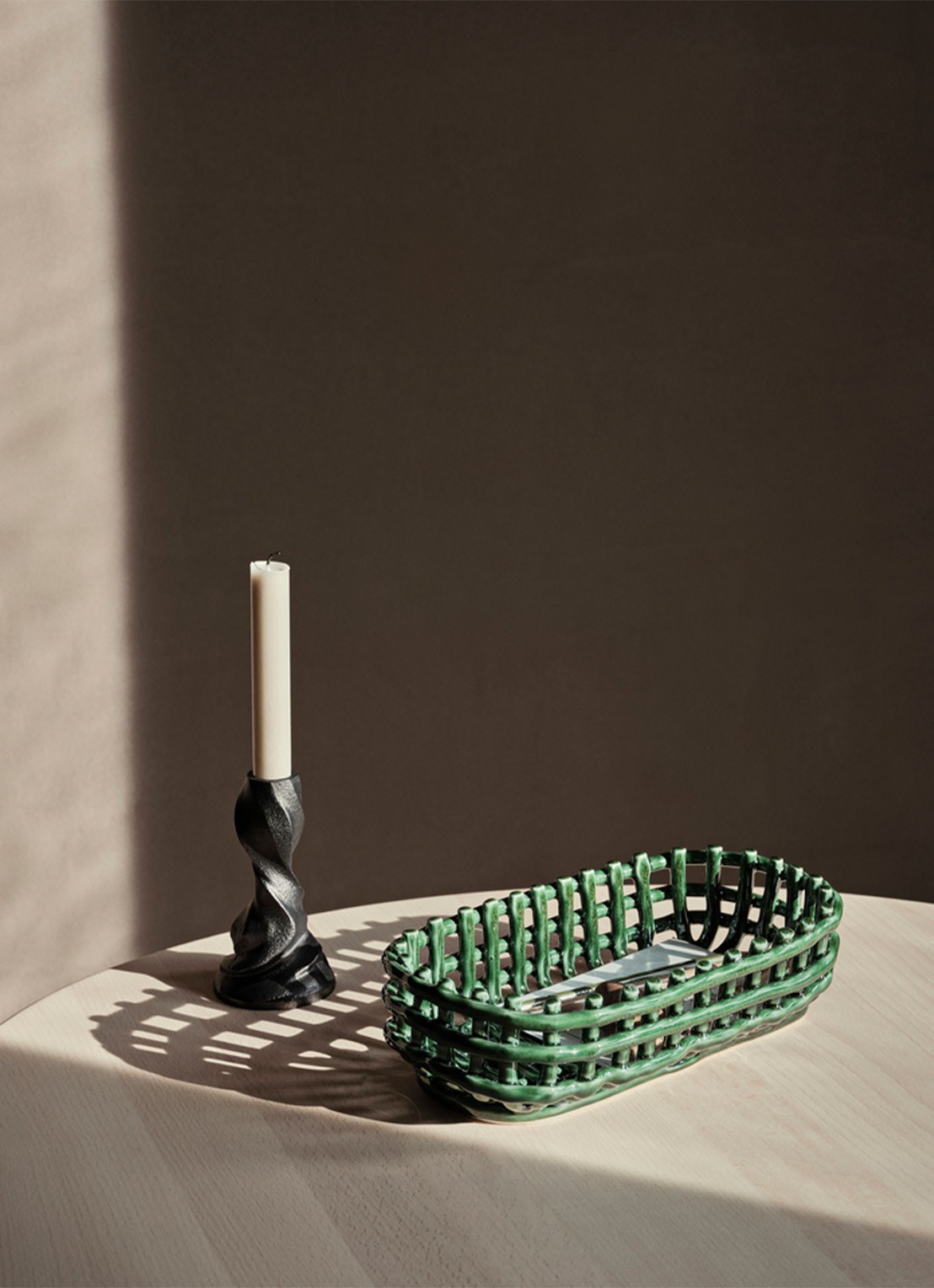 ferm LIVING Ceramic Basket fruitschaal  30 cm - voorkant 3 groen