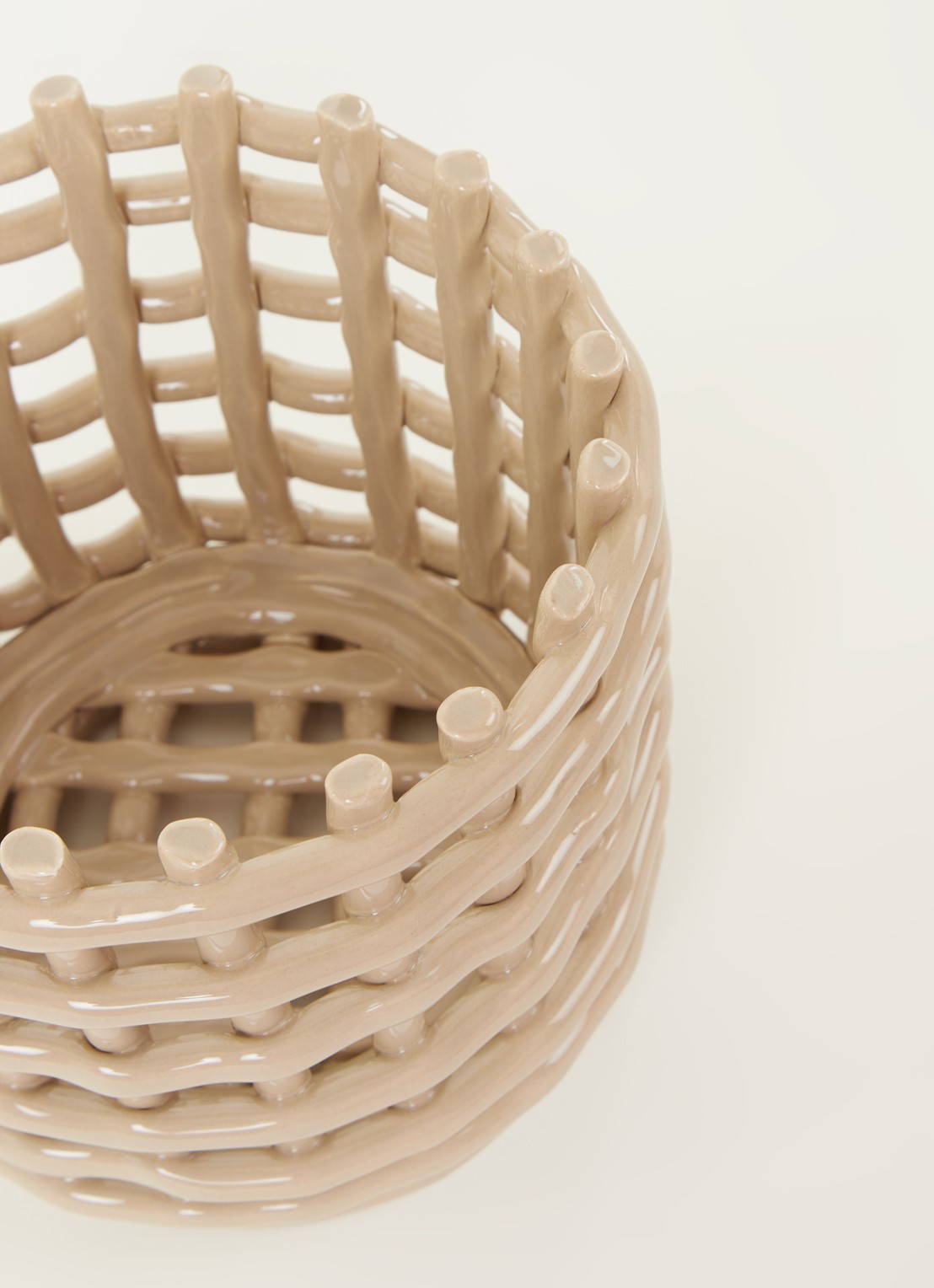 ferm LIVING Ceramic Small mand van keramiek  - detail zand