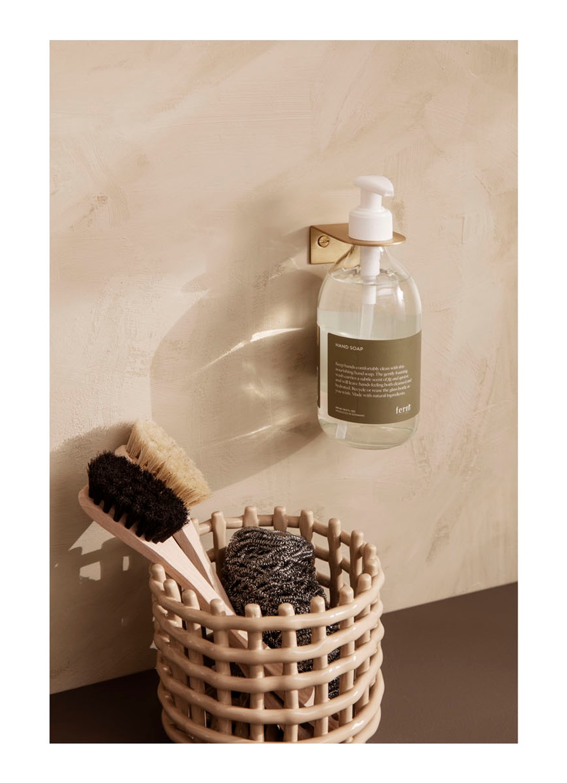 ferm LIVING Ceramic Small mand van keramiek  - voorkant 3 zand