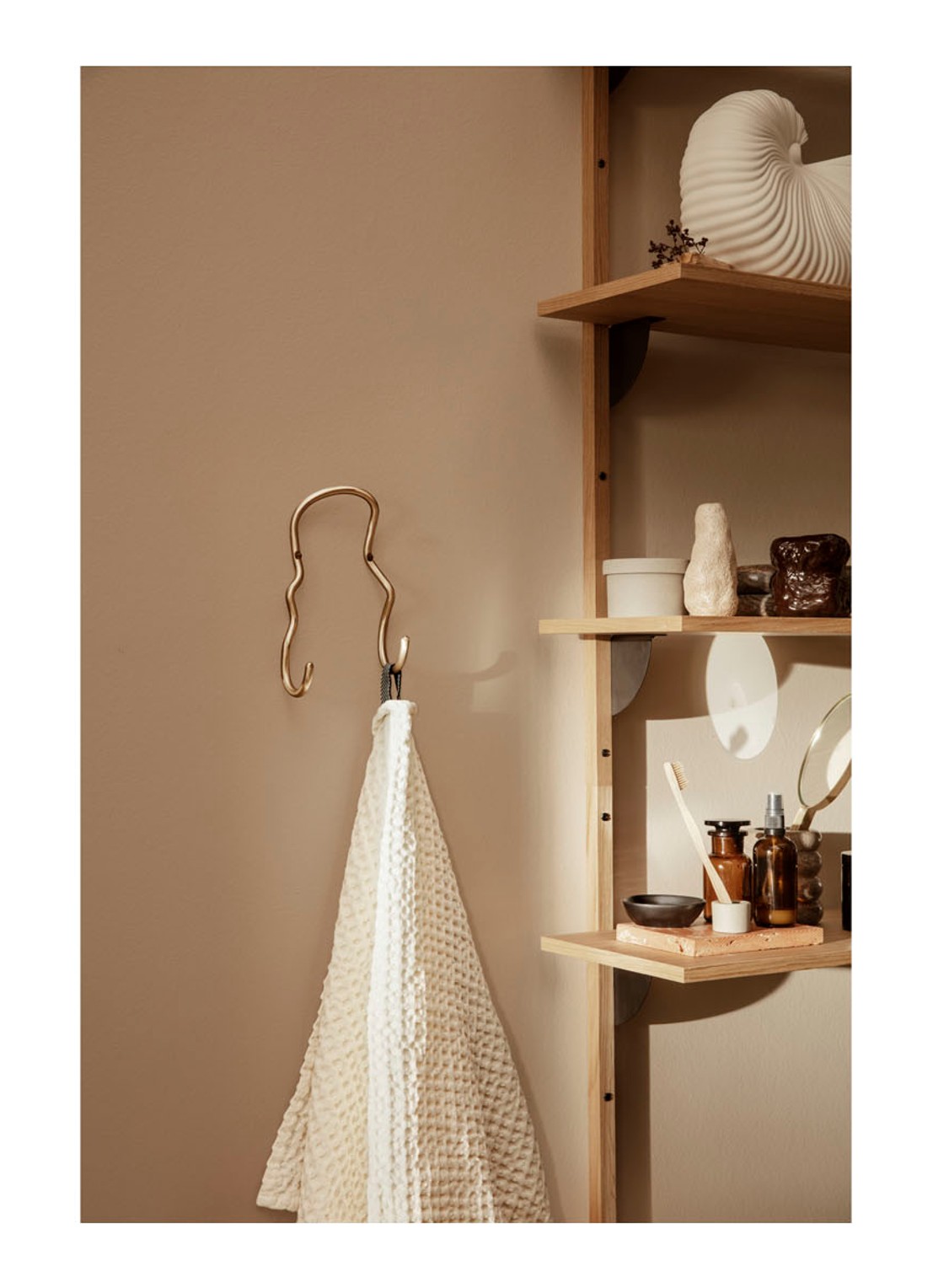ferm LIVING Curvature Double haak - voorkant 2 goud