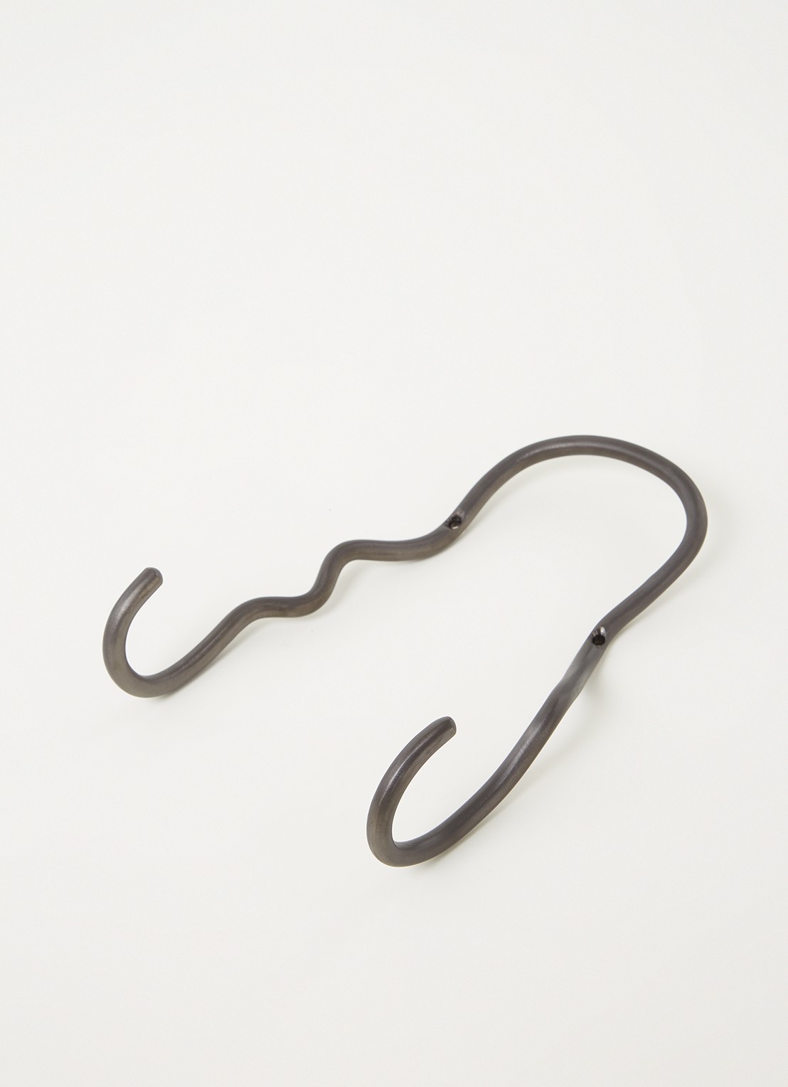 ferm LIVING Curvature dubbele wandhaak van messing - detail zwart