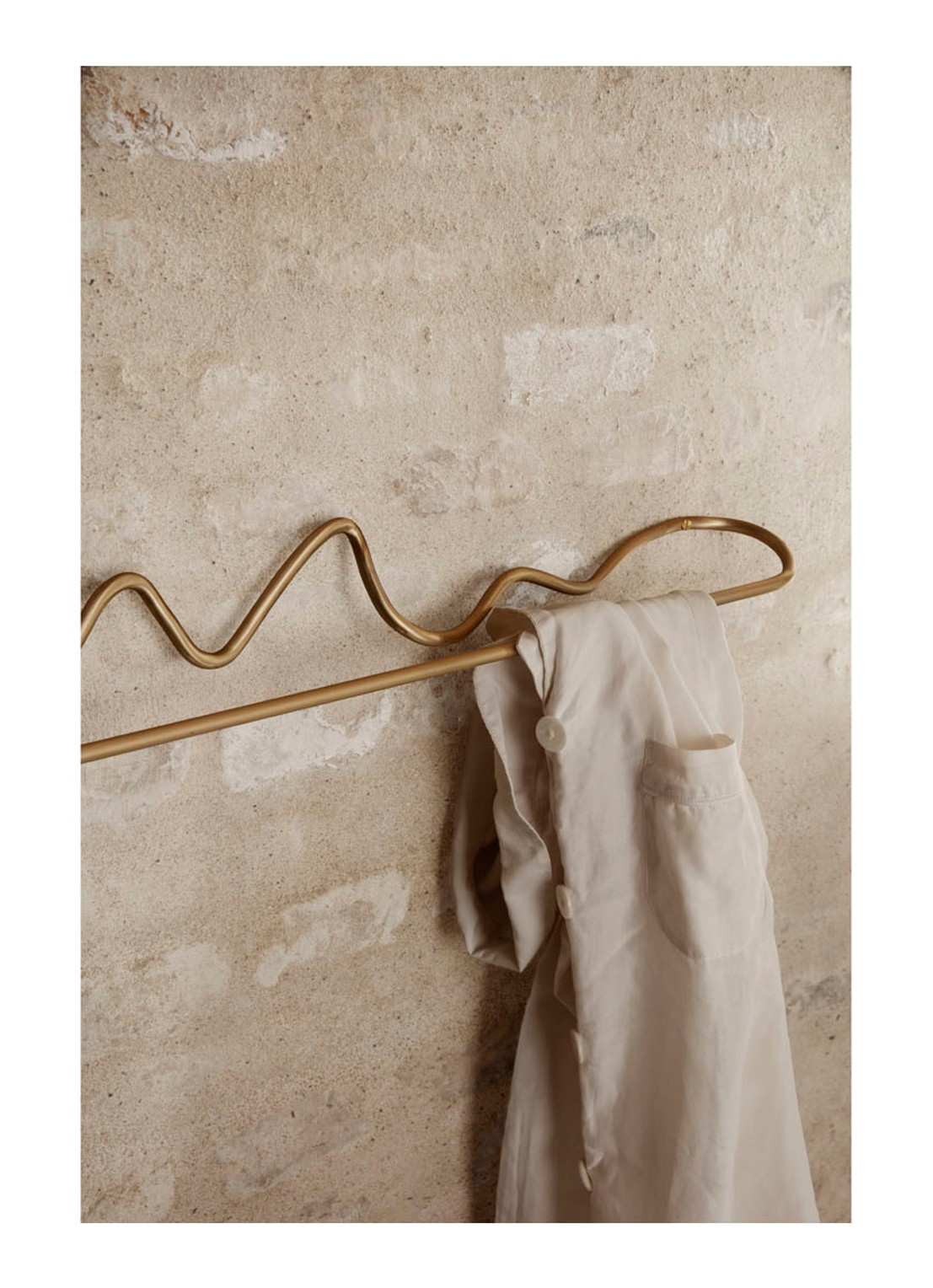 ferm LIVING Curvature handdoekhaak van messing - detail 3 goud
