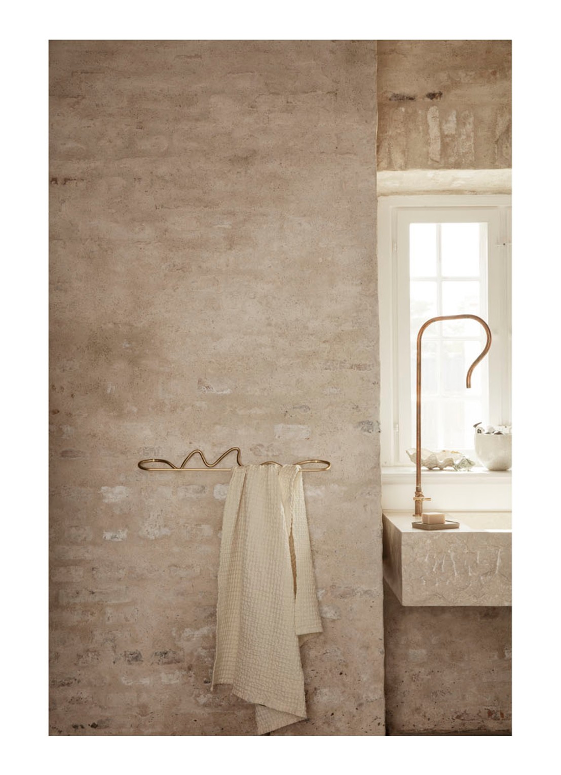 ferm LIVING Curvature handdoekhaak van messing - voorkant 2 goud
