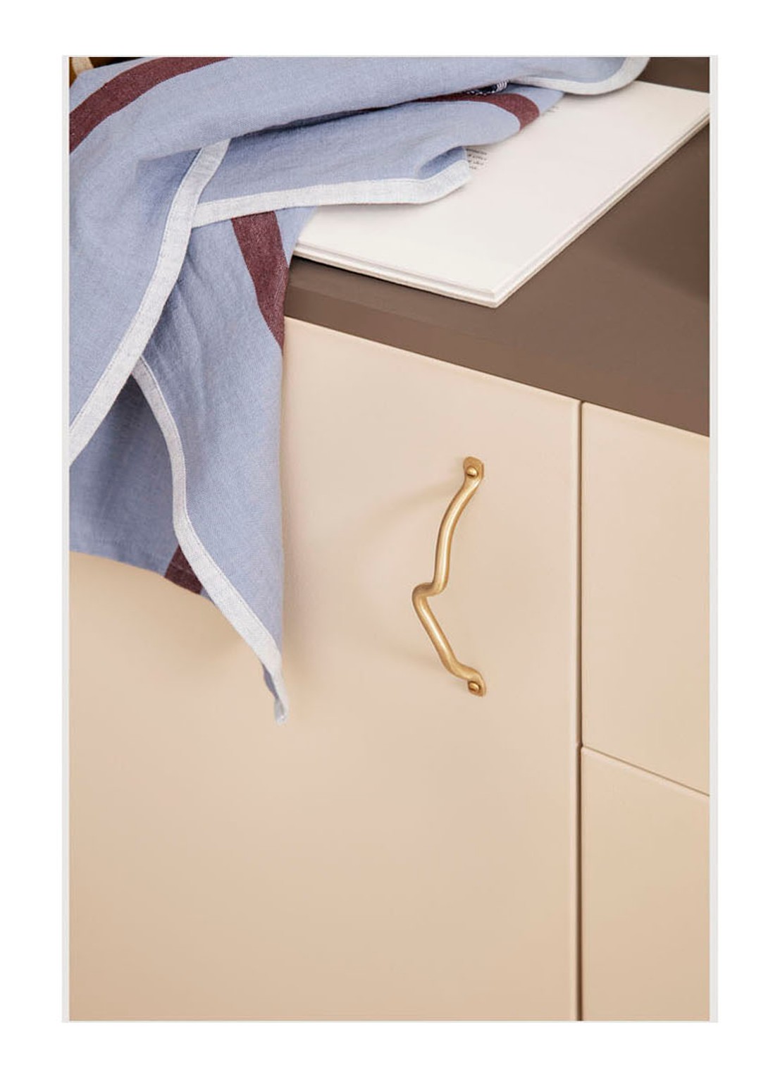 ferm LIVING Curvature handgreep van messing - detail goud