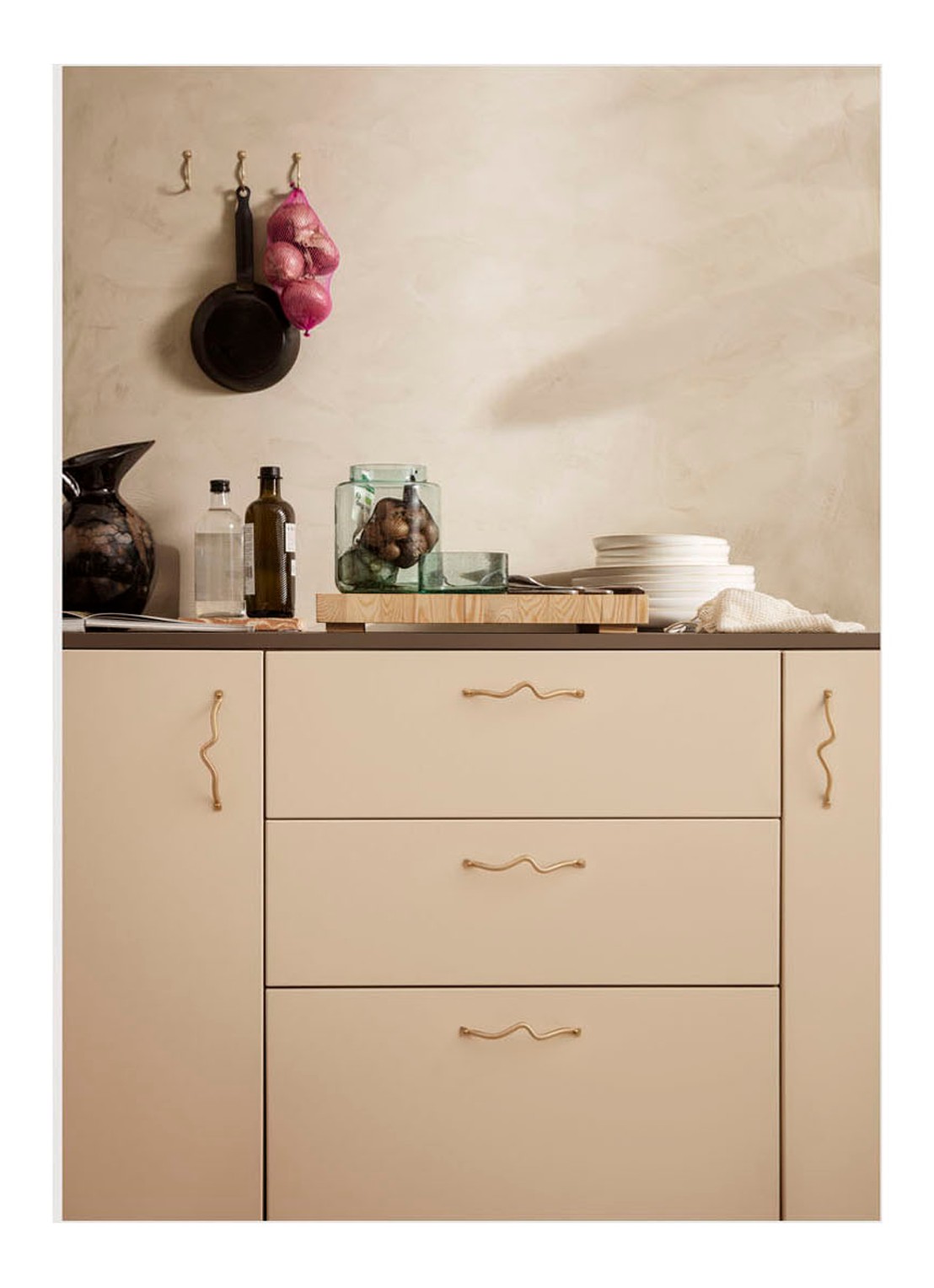 ferm LIVING Curvature handgreep van messing - voorkant 3 goud