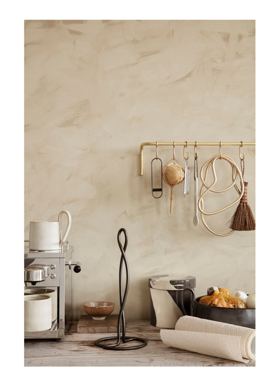 ferm LIVING Curvature keukenrolhouder 30,5 cm - detail 2 zwart