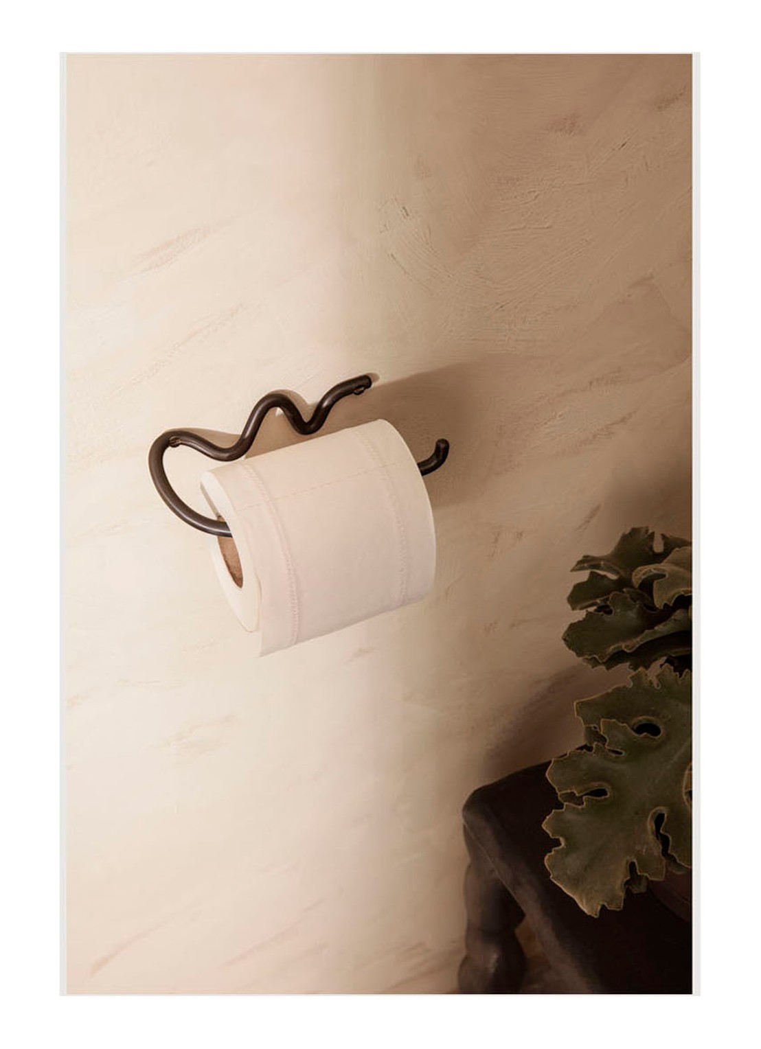 ferm LIVING Curvature toiletrolhouder  - voorkant 2 antraciet