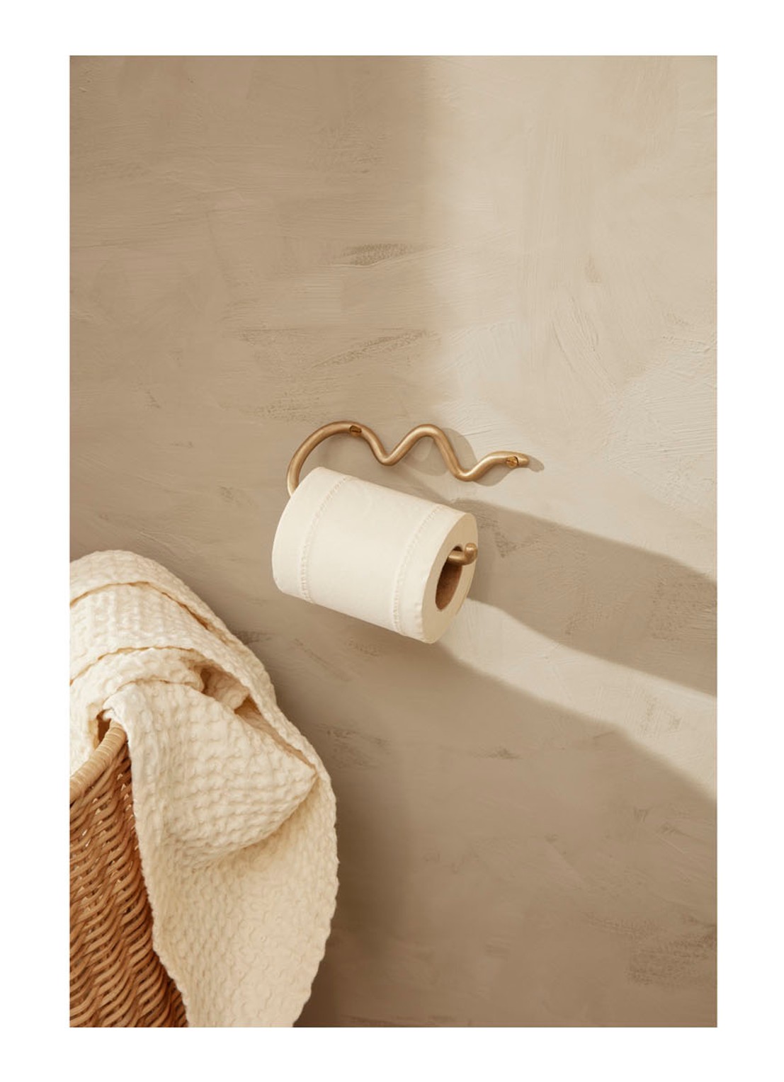 ferm LIVING Curvature WC-rolhouder - voorkant 2 goud